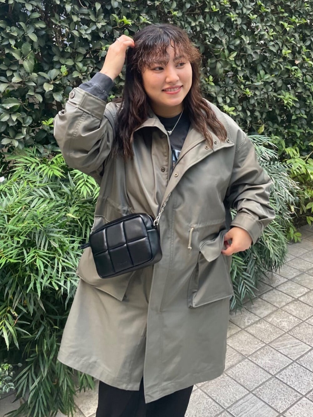 「ファッションを楽しもう、大人カジュアル、おでかけコーデ、シンプルスタイル、着回しコーデ、大人コーデ、キレイめ、ゆったりコーデ、ミリタリーコート、カーキアウター、低身長コーデ」｜「RIVE DROITEのオペラパンプス（パンプス、ブラック系）」を使った、RIVE DROITE officialさん（レディース・153cm）の秋コーディネートの4枚目の写真