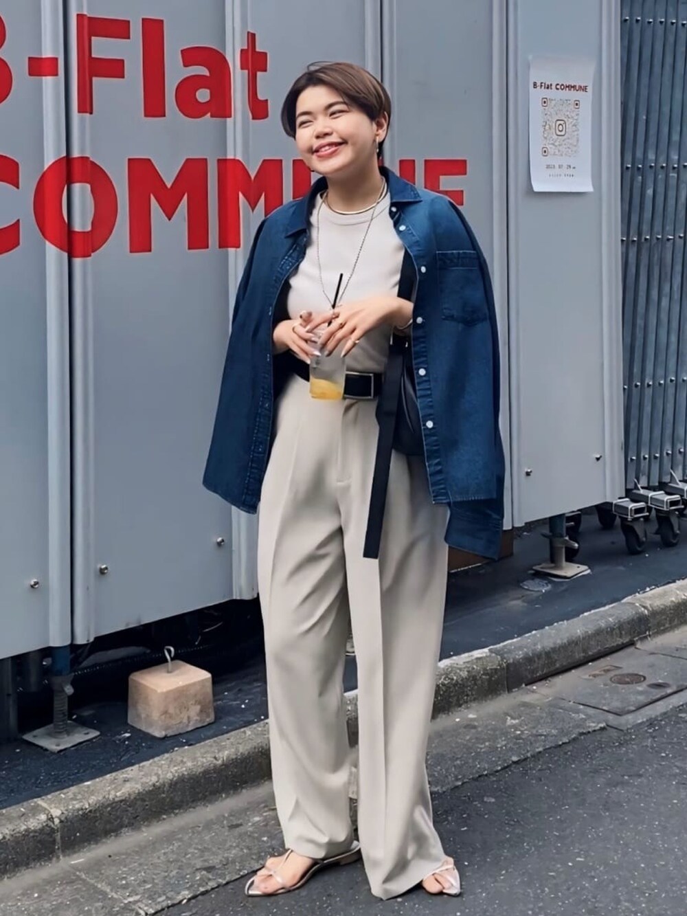 グレー系のTシャツ/カットソー、ブルー系のスラックス、シルバー系のサンダルを着用したレディースの春コーディネートの3枚目の写真