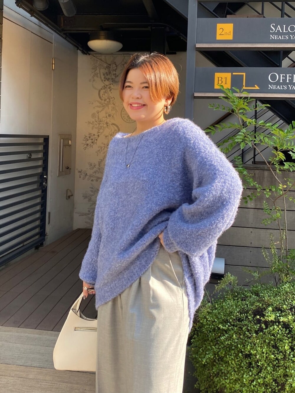 ブルー系のニット/セーター、グレー系のその他パンツ、ブラック系のローファーを着用したレディースの秋コーディネートの2枚目の写真