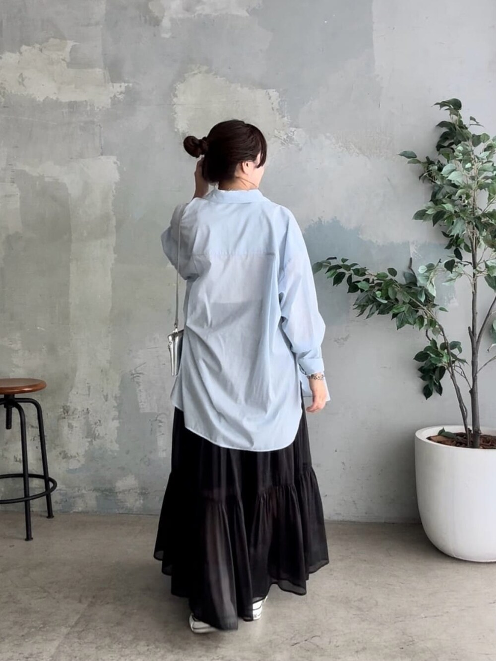 ブルー系のシャツ/ブラウス、ブラック系のスカートを着用したレディースの春コーディネートの3枚目の写真