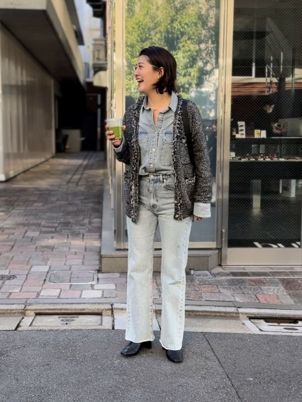 ブルー系のピーコート、ブルー系のシャツ/ブラウス、ブルー系のデニムパンツを着用したレディースの冬コーディネートの3枚目の写真