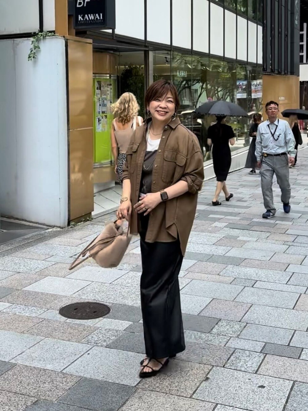 ブルー系のシャツ/ブラウス、ブラウン系のTシャツ/カットソー、ブラック系のサンダルを着用したレディースの夏コーディネートの2枚目の写真