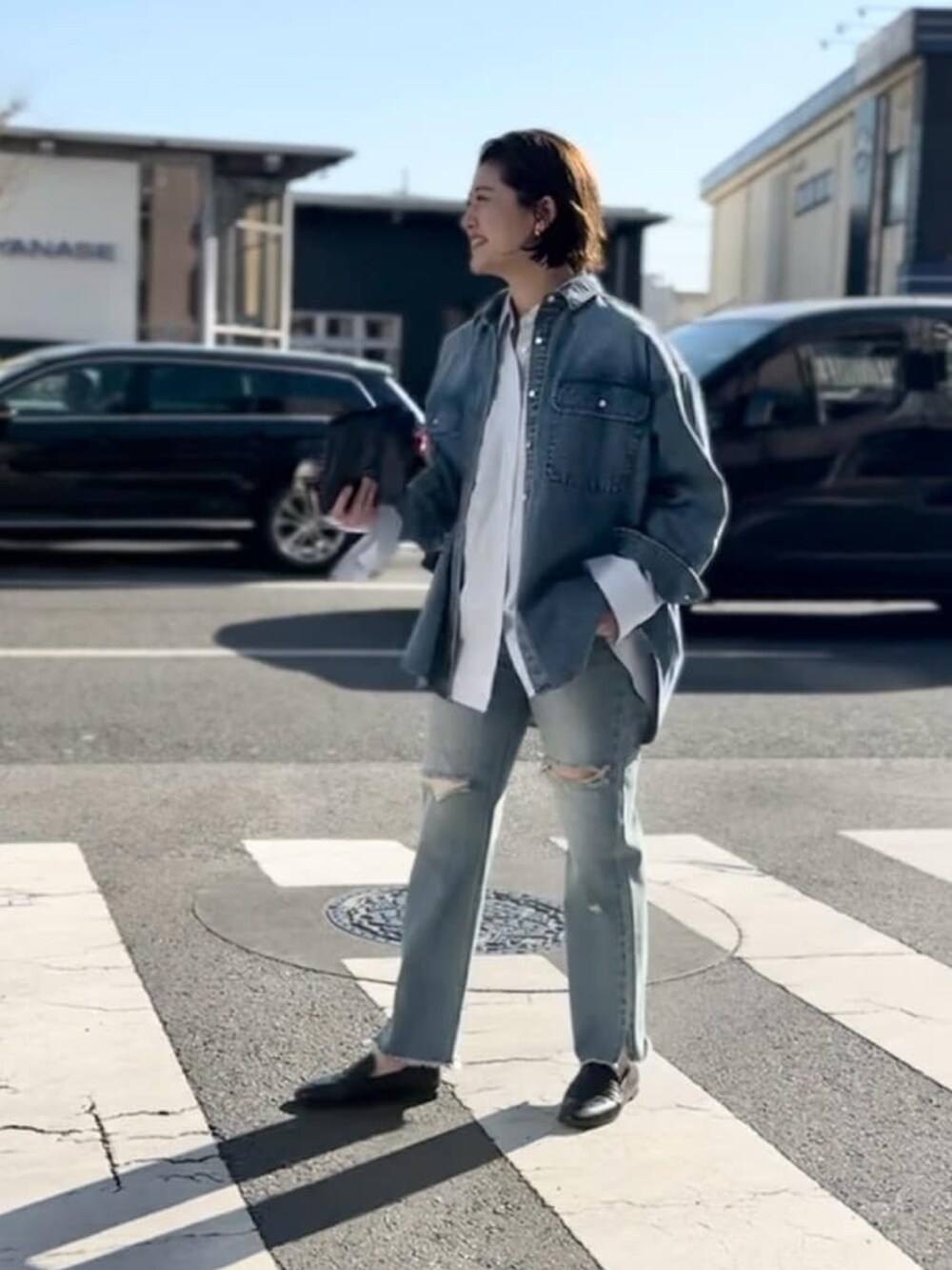 ブルー系のシャツ/ブラウス、ブルー系のシャツ/ブラウス、ブルー系のデニムパンツを着用したレディースの冬コーディネートの2枚目の写真