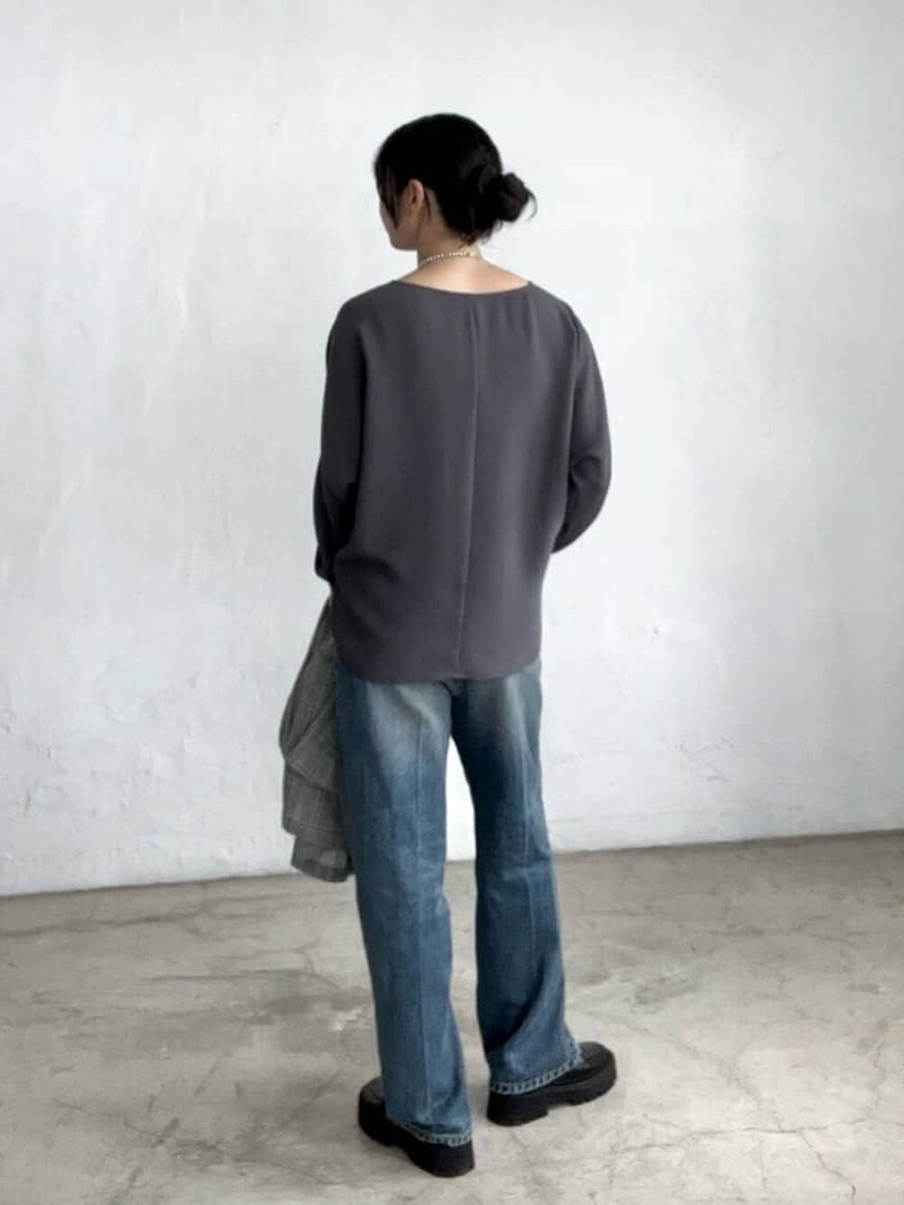 グレー系のシャツ/ブラウス、ブルー系のデニムパンツを着用したレディースの夏コーディネートの3枚目の写真