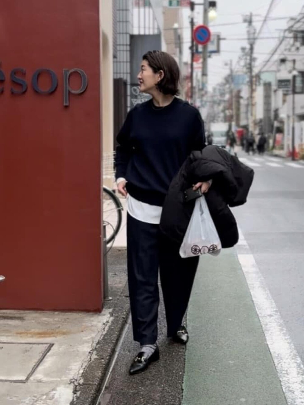 ブルー系のニット/セーター、ブルー系のその他パンツ、ホワイト系のシャツ/ブラウスを着用したレディースの冬コーディネートの3枚目の写真