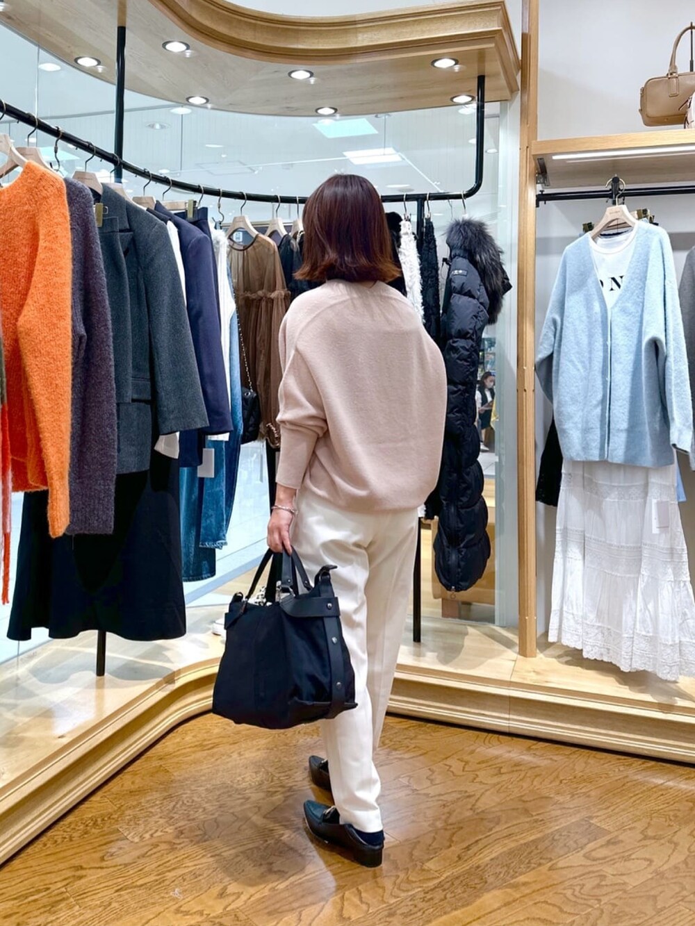 ベージュ系のニット/セーター、ホワイト系のその他パンツ、ブラック系のローファーを着用したレディースの冬コーディネートの2枚目の写真