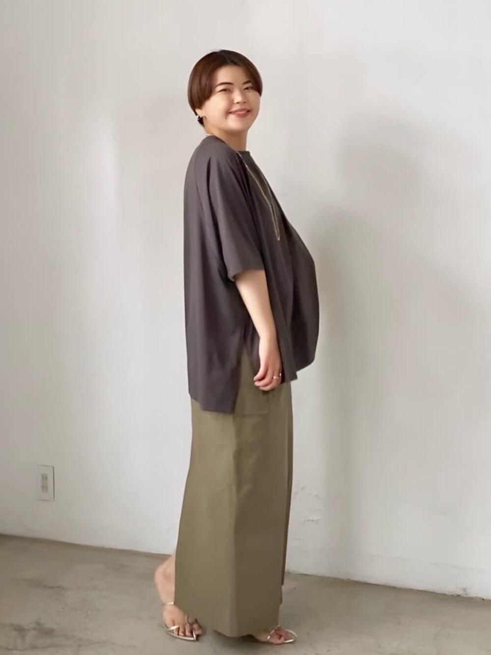 グレー系のTシャツ/カットソー、ブラック系のスカートを着用したレディースの春コーディネートの2枚目の写真