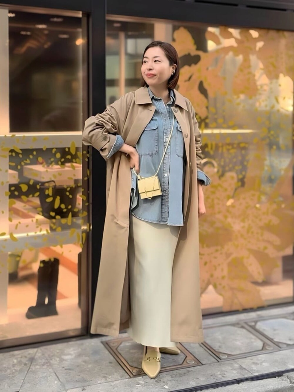 「大人カジュアル、春服、休日スタイル、オトナ女子、ショルダーバッグ、今日のコーデ、チョコ色に染まれ、春カラー、イエロー、デニム、デニムシャツ、ステンカラーコート、ステンカラーコート ベージュ、24ssトレンド」｜「RIVE DROITEの2サイズ展開/MONN.:. オーバーステンカラーコート（ステンカラーコート、ベージュ系）」を使った、RIVE DROITE officialさん（レディース・160cm）の冬コーディネートの2枚目の写真