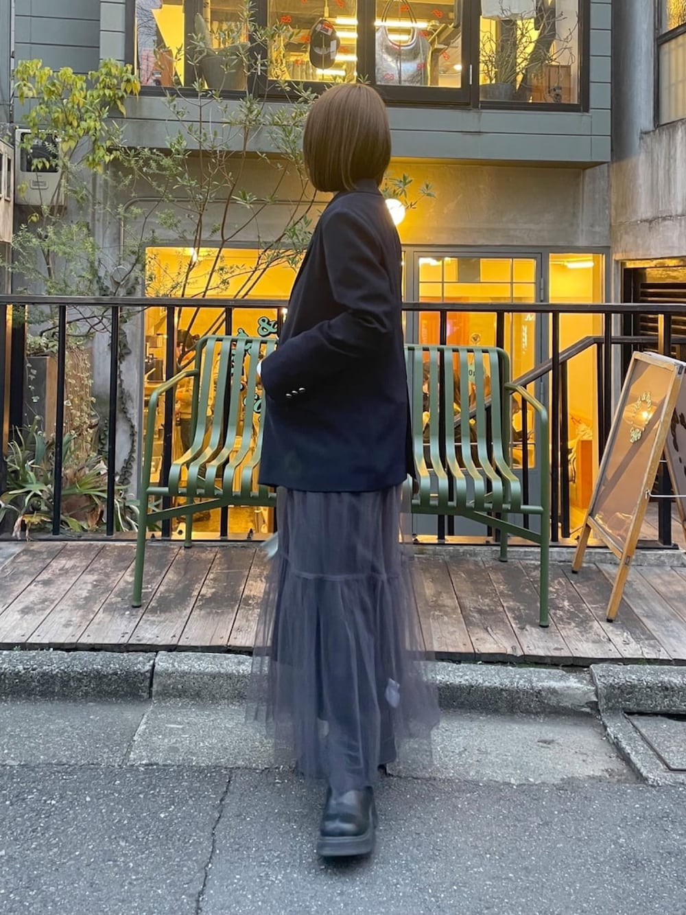 ホワイト系のTシャツ/カットソー、ブルー系のテーラードジャケット、グレー系のスカートを着用したレディースの冬コーディネートの2枚目の写真