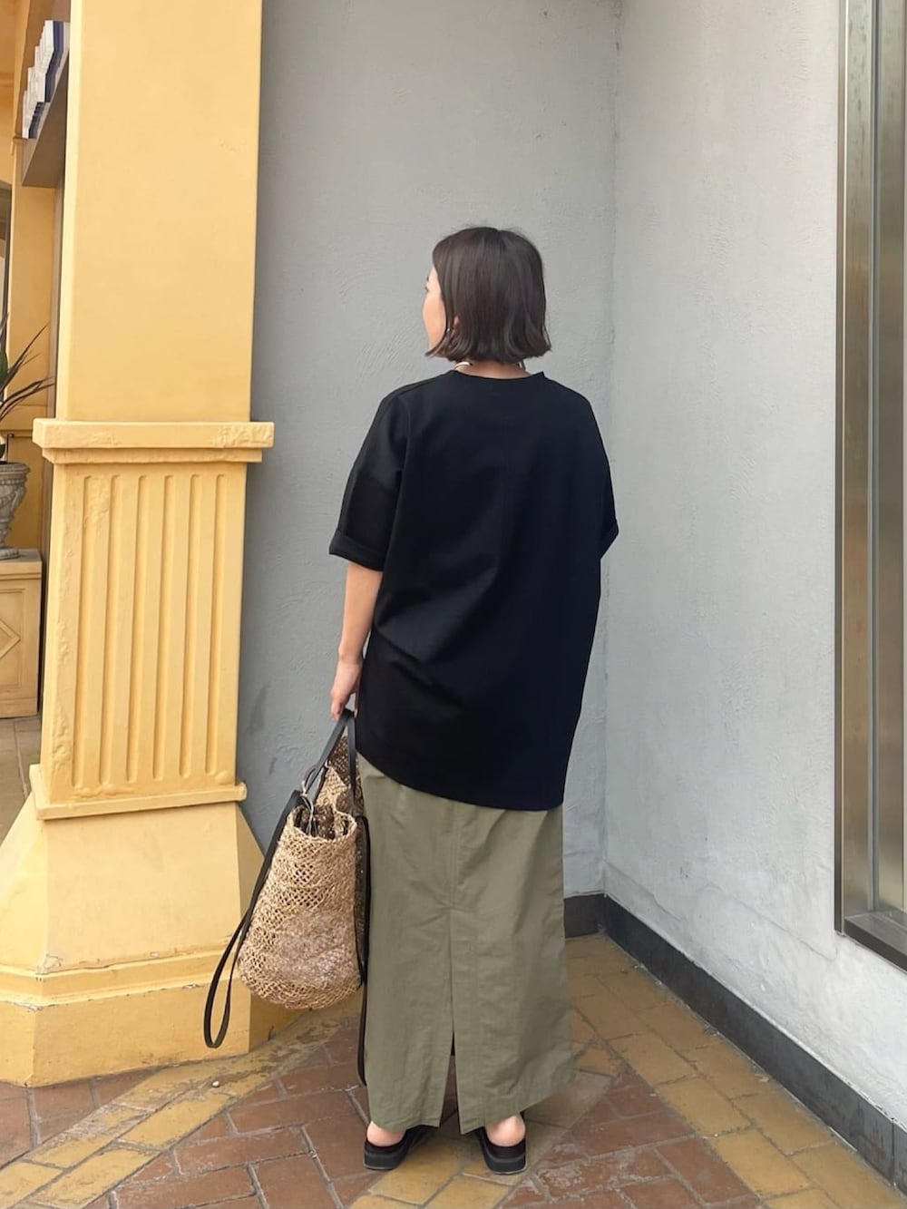 「夏コーデ、休日スタイル、大人女子、オトナカジュアル、お出かけコーデ、シンプルスタイル、夏ファッション、夏、大人カジュアルコーデ、カーゴスカート、ティシャツ、黒Tシャツ、低身長」｜「RIVE DROITEのライトポンチゴブソデカットソー（Tシャツ/カットソー、ブラック系）」を使った、RIVE DROITE officialさん（骨格ウェーブ・レディース・153cm）の夏コーディネートの3枚目の写真