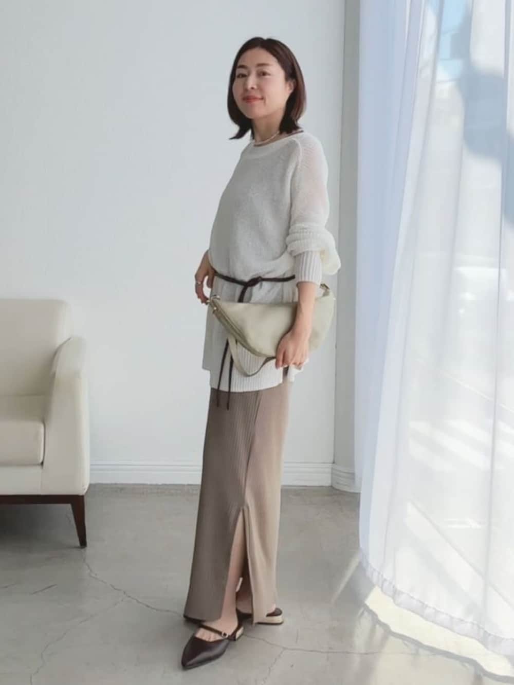 ブラウン系のその他シューズ、ゴールド系のショルダーバッグ、ホワイト系のカーディガン/ボレロを着用したレディースの春コーディネートの2枚目の写真