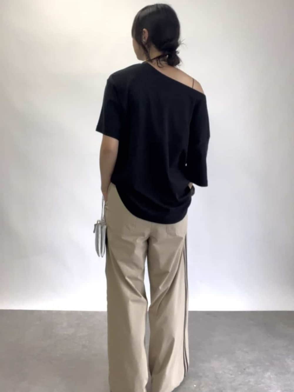ブラック系のTシャツ/カットソー、ベージュ系のその他パンツを着用したレディースの春コーディネートの3枚目の写真