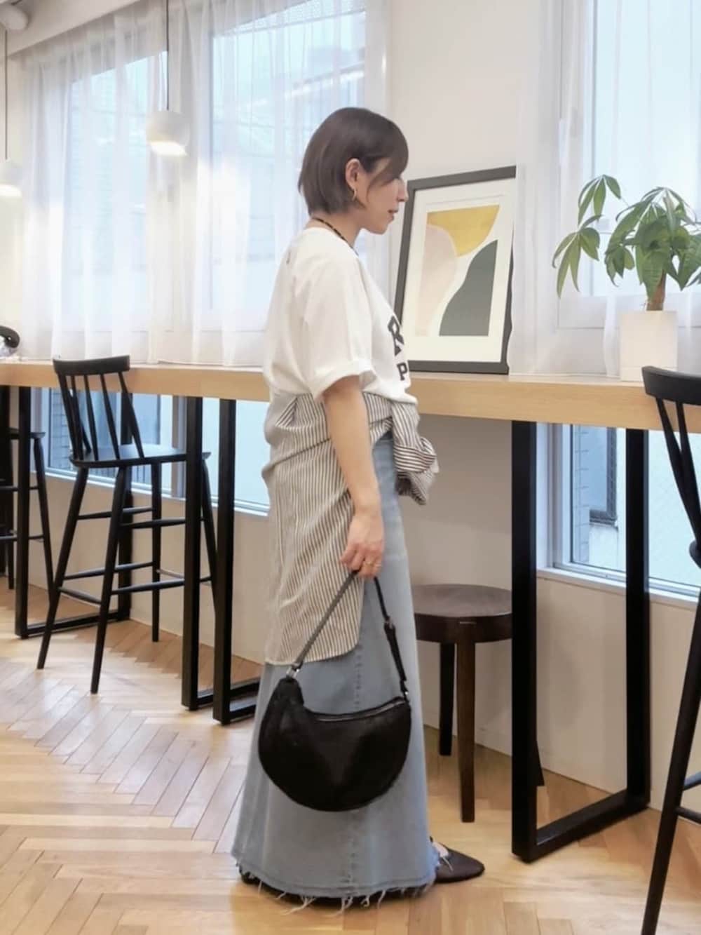 ブラック系のその他シューズ、ホワイト系のTシャツ/カットソー、ブルー系のスカートを着用したレディースの春コーディネートの3枚目の写真