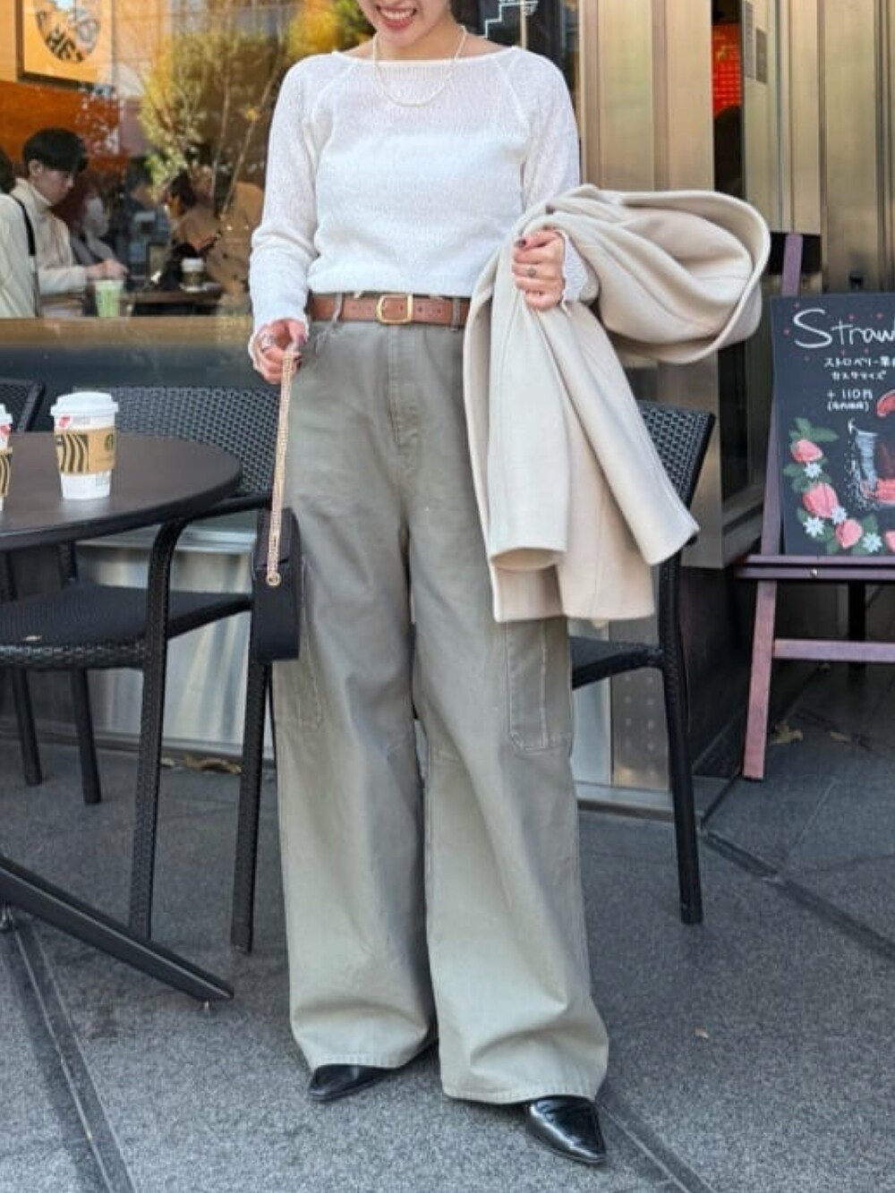 ホワイト系のTシャツ/カットソー、ベージュ系のピーコート、グリーン系のカーゴパンツを着用したレディースの冬コーディネートの2枚目の写真