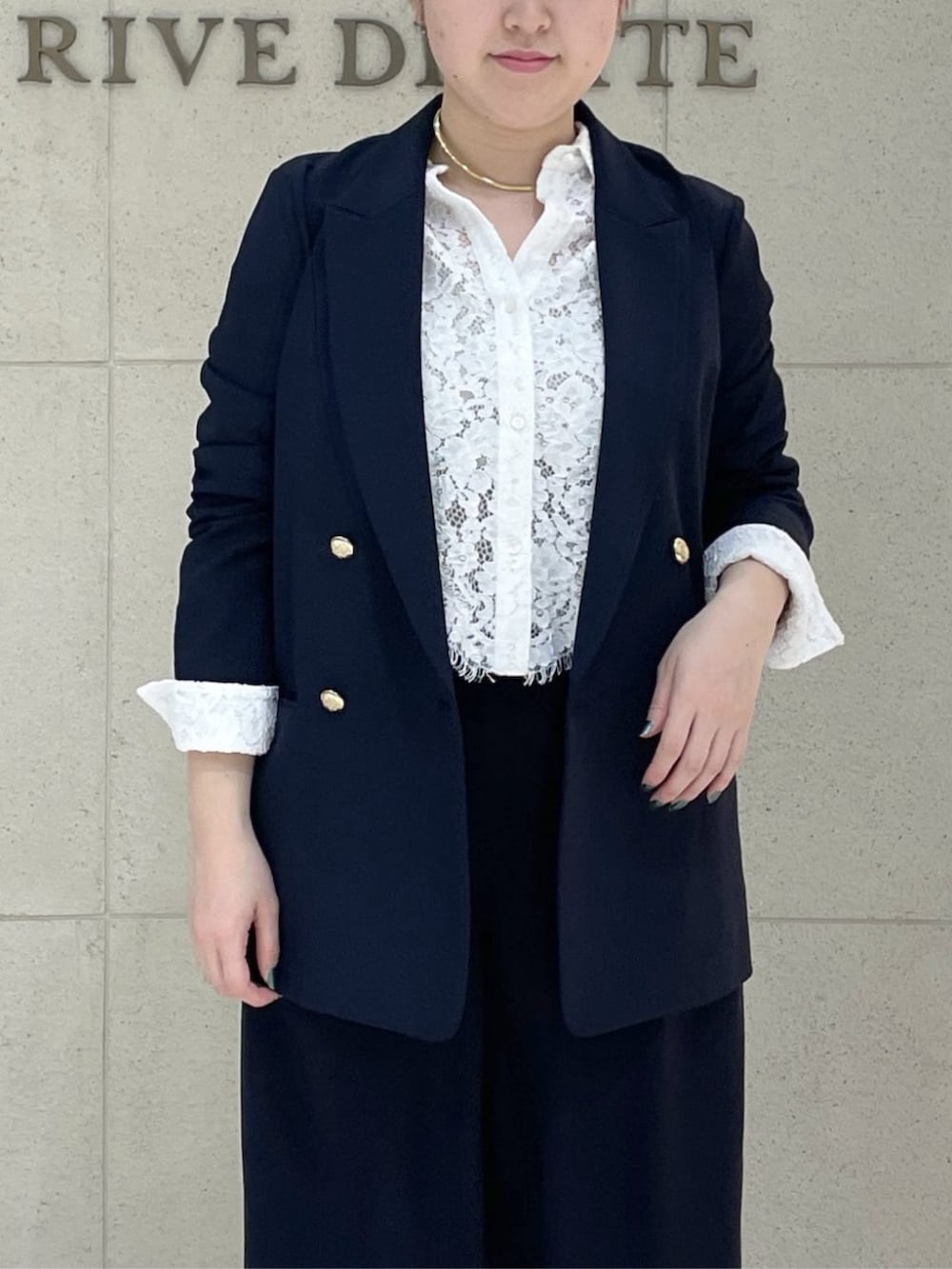 ブラウン系のその他シューズ、グレー系のトートバッグ、ホワイト系のシャツ/ブラウスを着用したレディースの春コーディネートの5枚目の写真