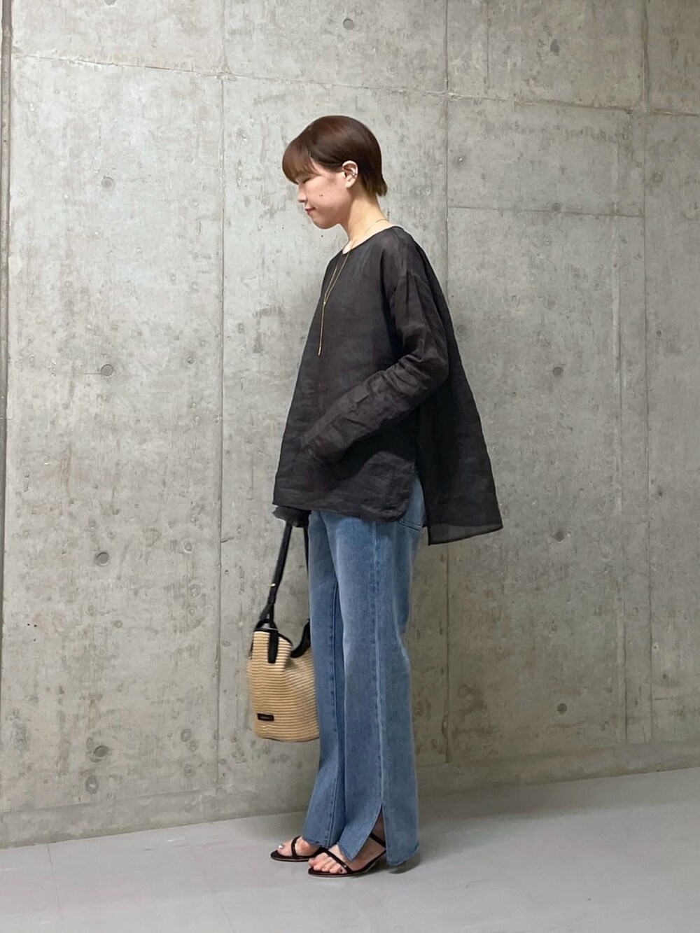 グレー系のシャツ/ブラウス、ブルー系のデニムパンツを着用したレディースの春コーディネートの3枚目の写真