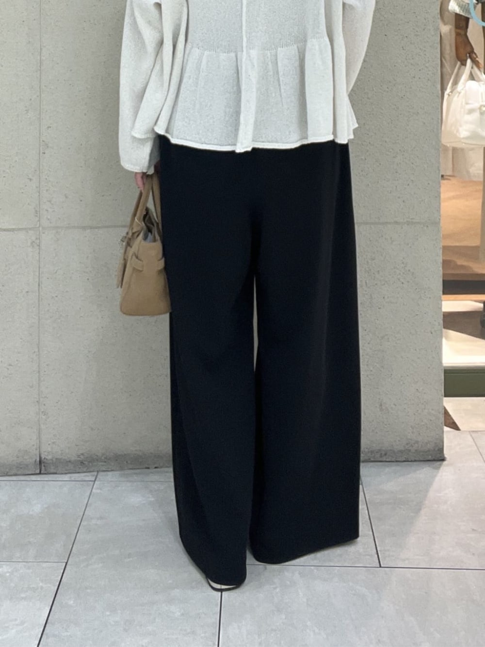 ベージュ系のトートバッグ、ブラウン系のその他シューズ、ホワイト系のニット/セーターを着用したレディースの春コーディネートの9枚目の写真