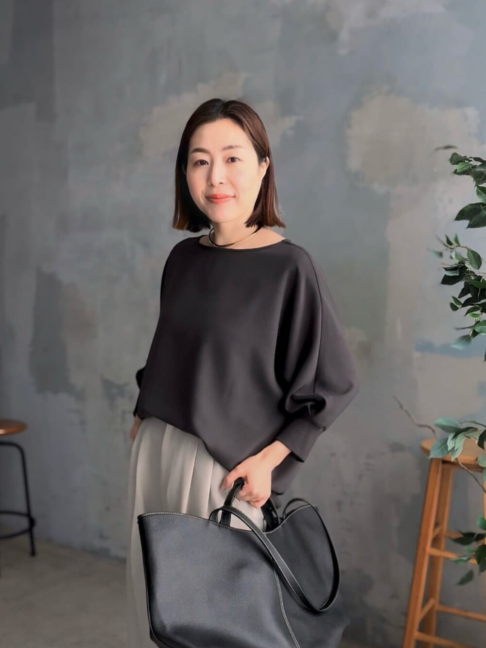 グレー系のシャツ/ブラウス、ベージュ系のスラックスを着用したレディースの冬コーディネートの5枚目の写真