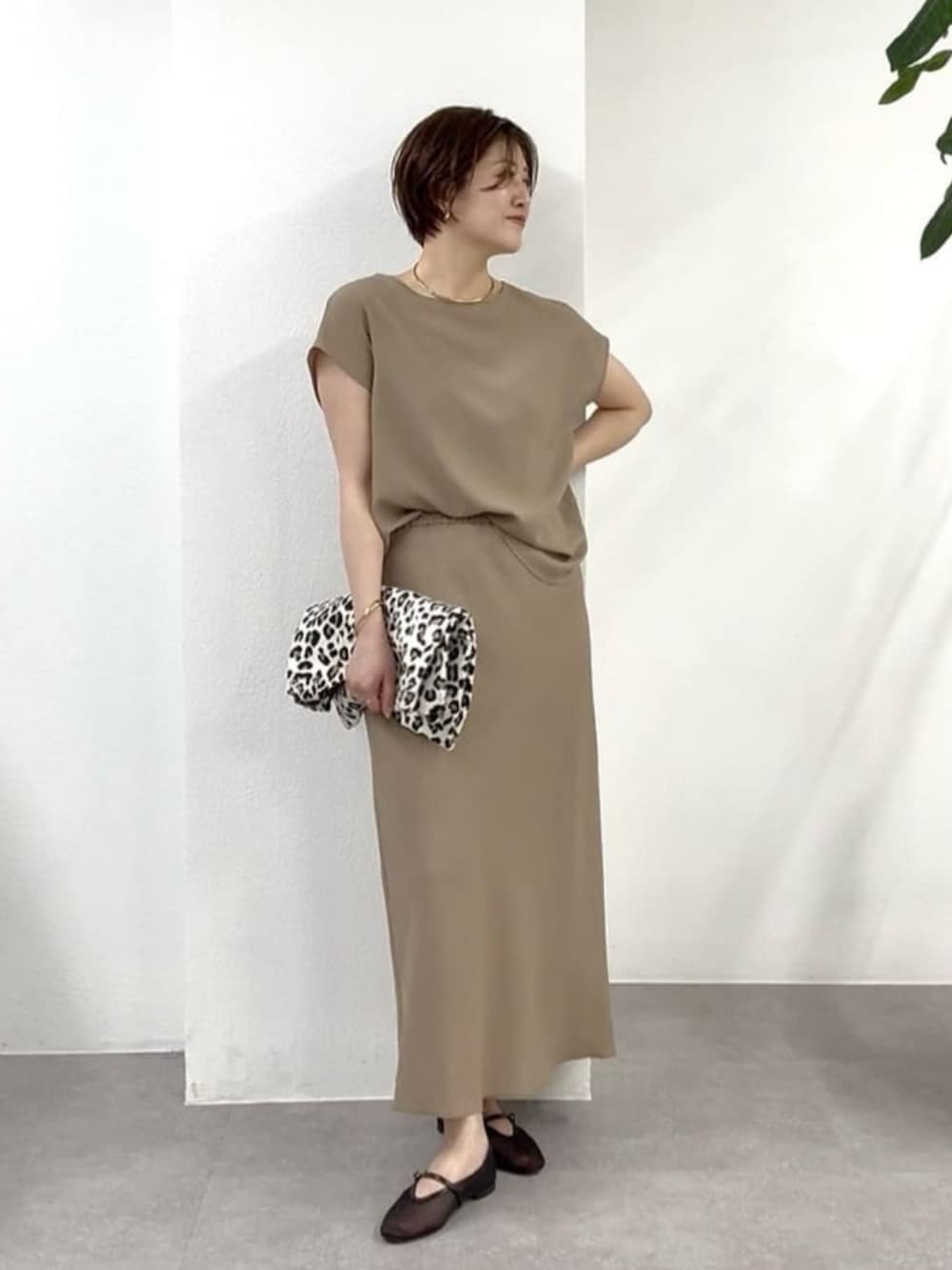 ブラック系のその他シューズ、ベージュ系のトートバッグ、ブラウン系のシャツ/ブラウスを着用したレディースの春コーディネートの4枚目の写真