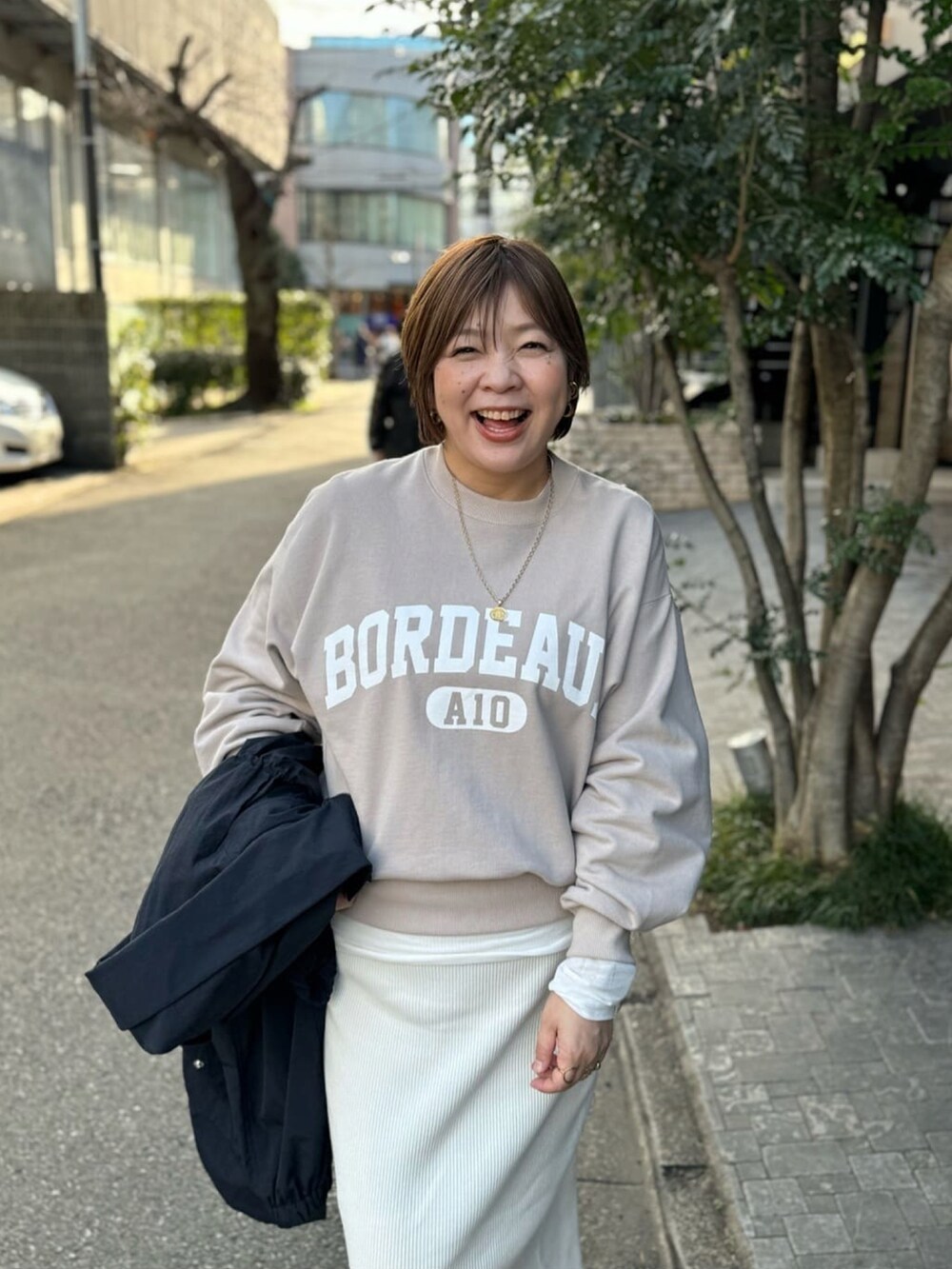 ベージュ系のスウェット、ベージュ系のスカートを着用したレディースの冬コーディネートの2枚目の写真