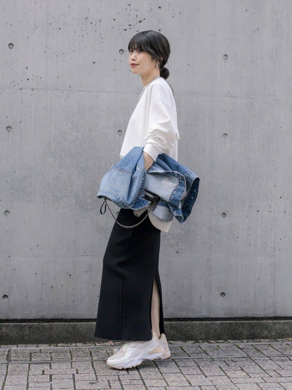 ホワイト系のTシャツ/カットソー、ブラック系のスカート、シルバー系のネックレスを着用したレディースの冬コーディネートの2枚目の写真