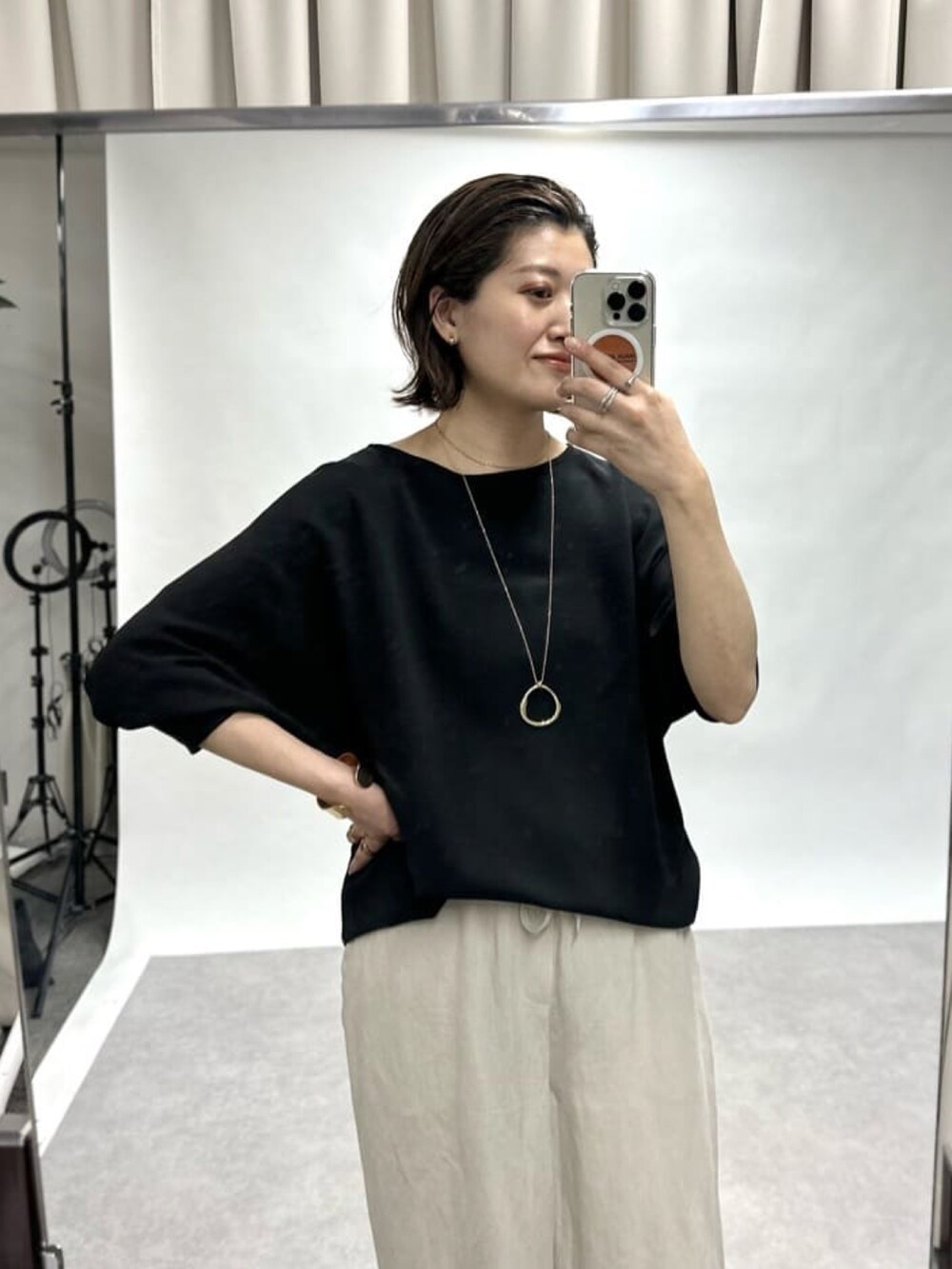 グレー系のシャツ/ブラウス、ベージュ系のパンツを着用したレディースの春コーディネートの3枚目の写真