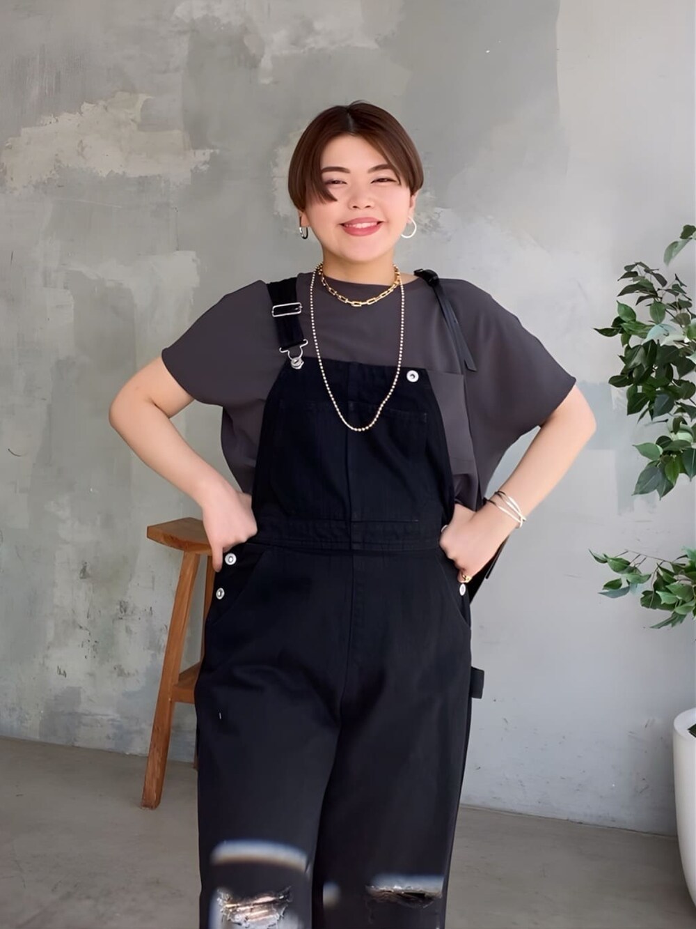 ブラック系のサロペット/オーバーオール、ホワイト系のシャツ/ブラウスを着用したレディースの春コーディネートの2枚目の写真