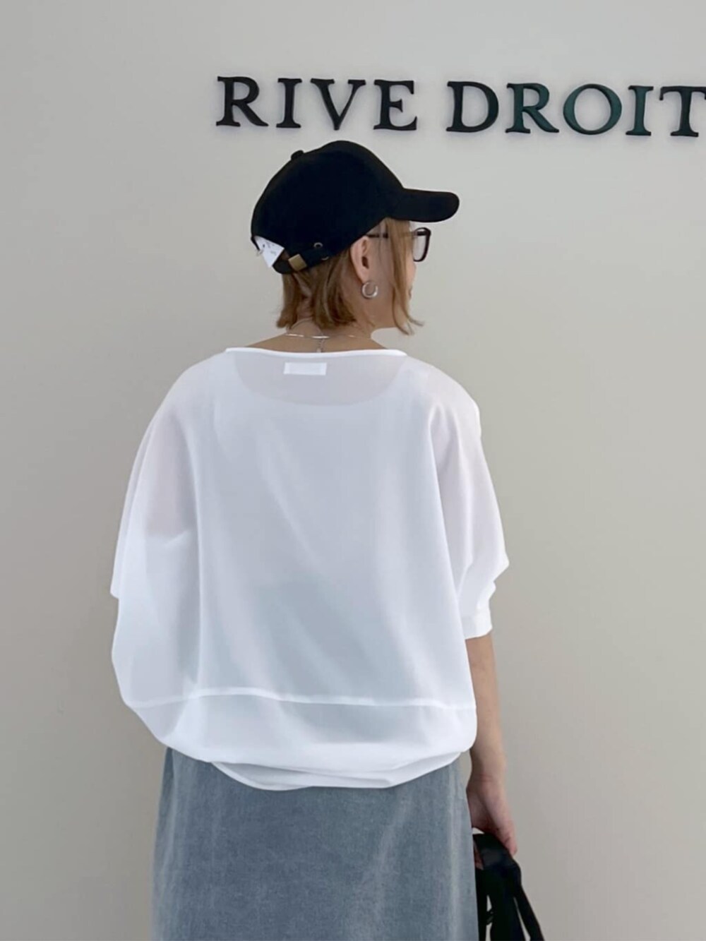 ホワイト系のシャツ/ブラウス、ブルー系のシャツ/ブラウス、ブラック系のスカートを着用したレディースの春コーディネートの6枚目の写真