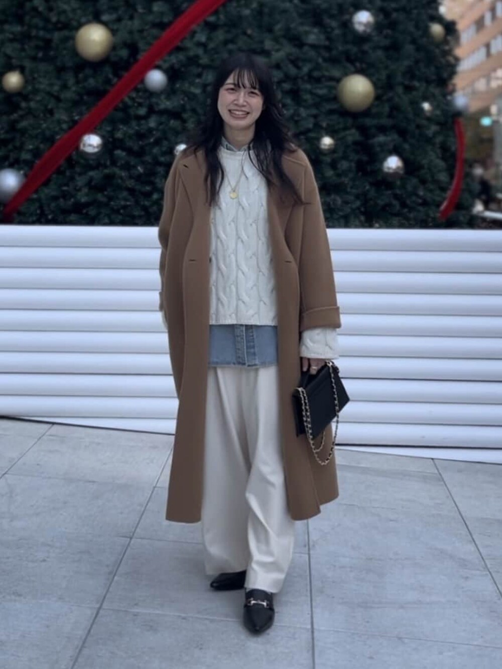 ブルー系のシャツ/ブラウス、ベージュ系のその他パンツ、ブラック系のローファーを着用したレディースの冬コーディネートの4枚目の写真