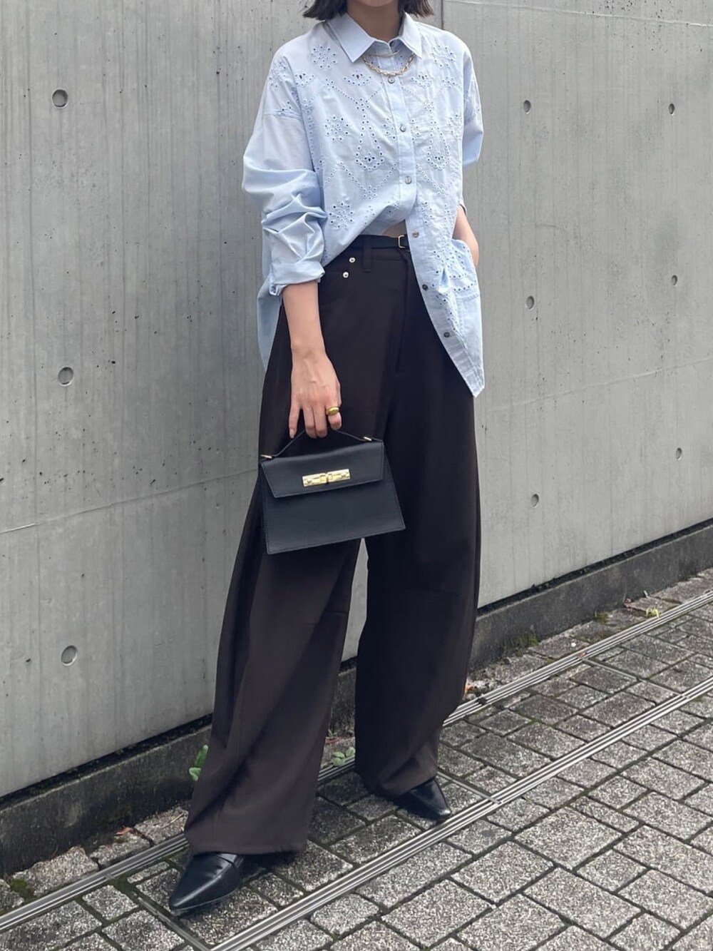 ブラウン系のその他パンツ、ブラック系のハンドバッグ、ブラック系のパンプスを着用したレディースの秋コーディネートの3枚目の写真