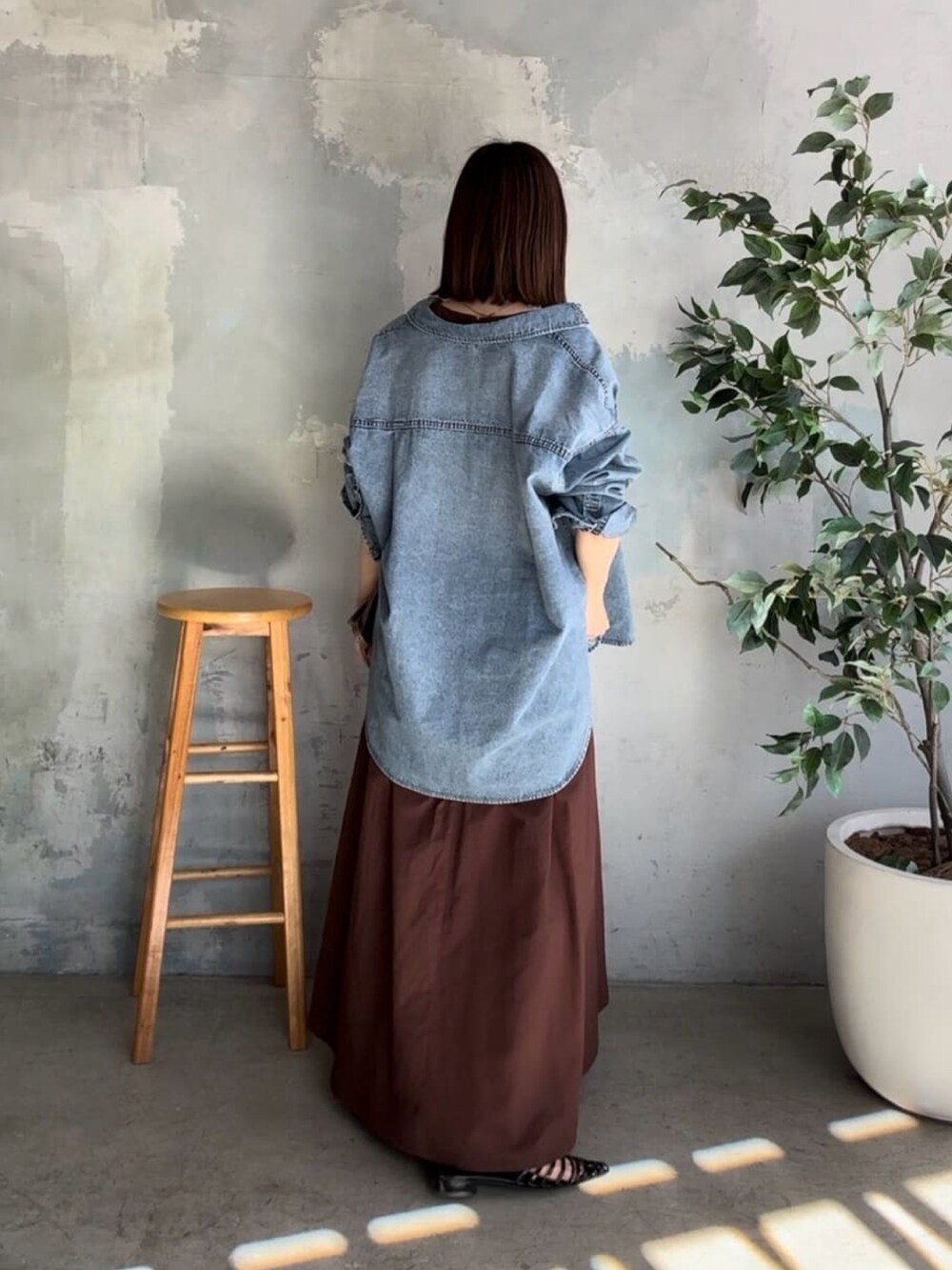 ブルー系のシャツ/ブラウス、ブラウン系のワンピース、ブラック系のサンダルを着用したレディースの春コーディネートの3枚目の写真