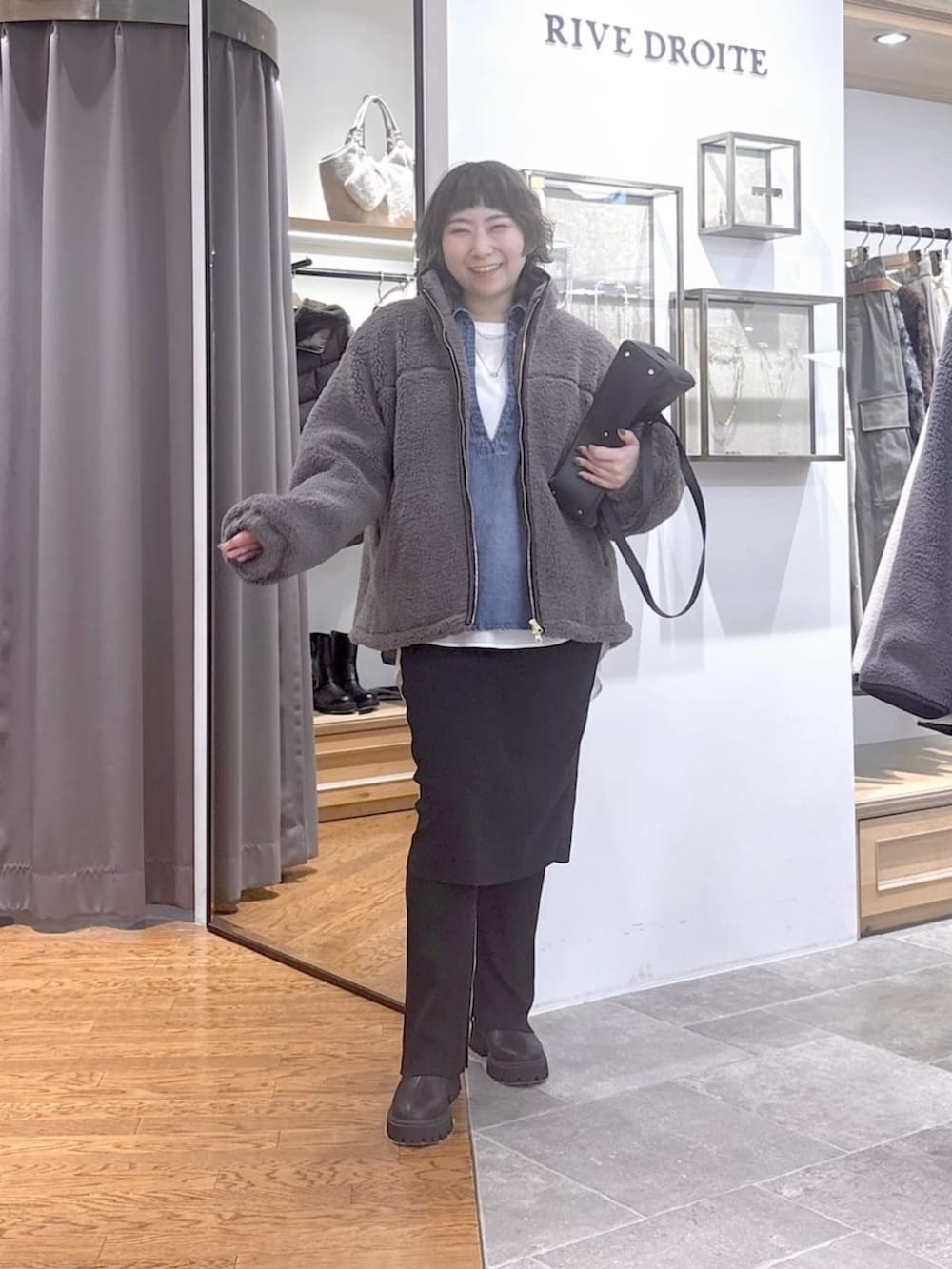 ホワイト系のシャツ/ブラウス、ブラック系のショルダーバッグ、ブルー系のシャツ/ブラウスを着用したレディースの秋コーディネートの4枚目の写真