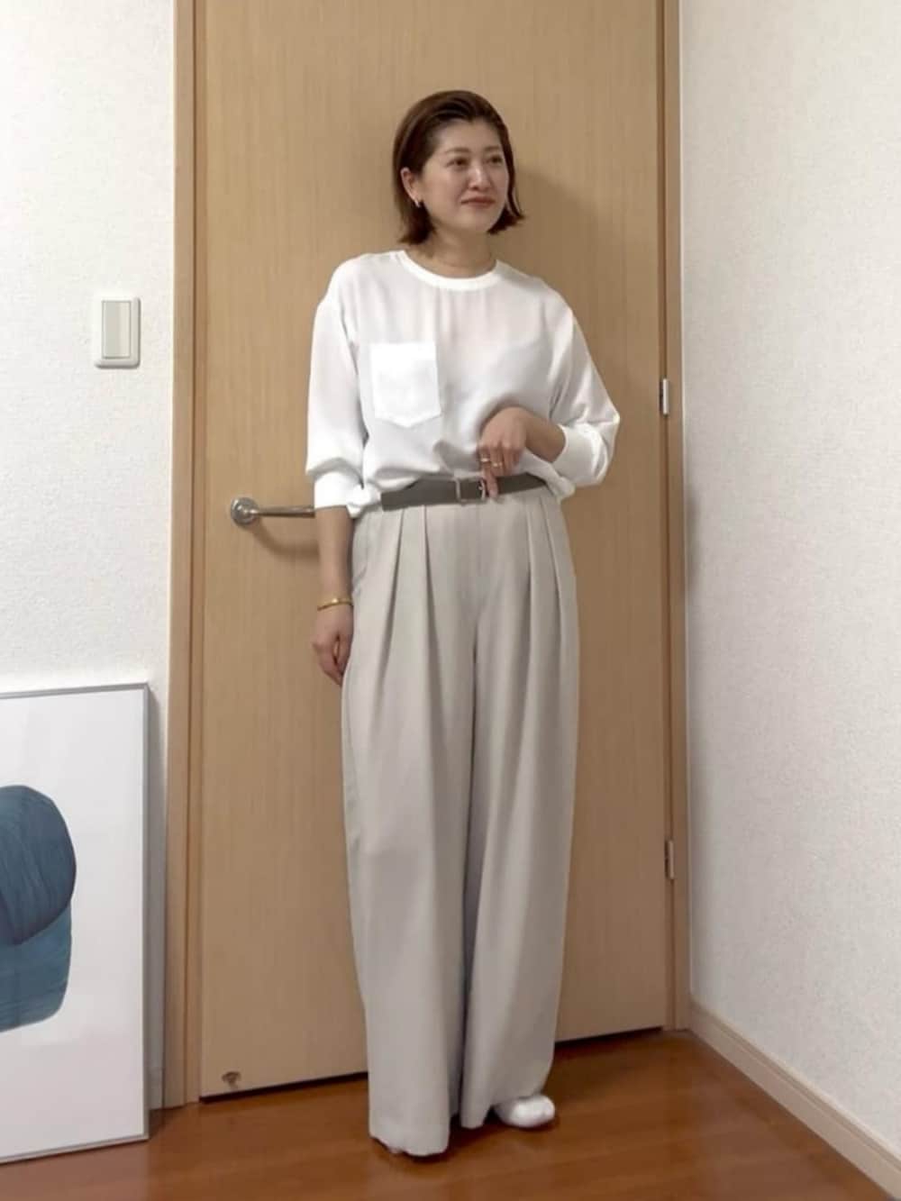 ホワイト系のシャツ/ブラウス、グレー系のスラックス、ブラウン系のテーラードジャケットを着用したレディースの春コーディネートの4枚目の写真