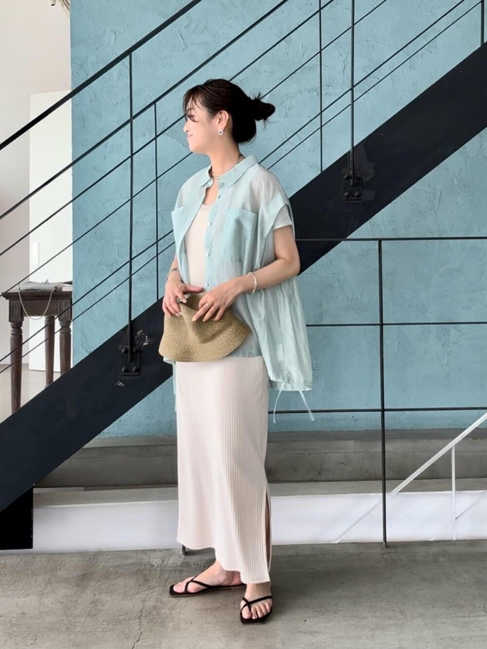 ホワイト系のワンピース、ブラック系のサンダル、グリーン系のシャツ/ブラウスを着用したレディースの春コーディネートの2枚目の写真