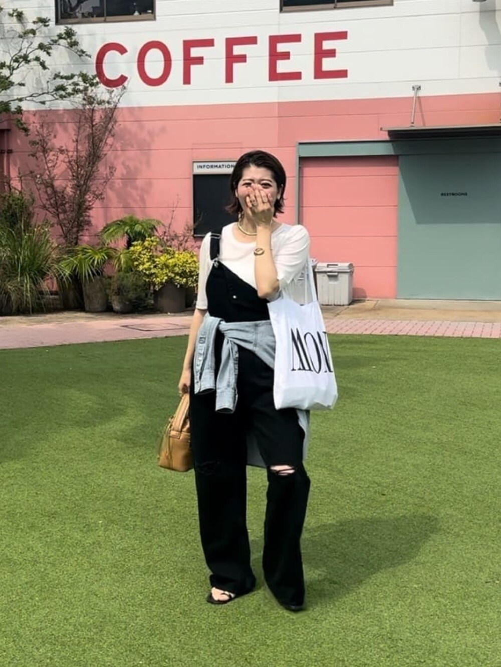 ホワイト系のTシャツ/カットソー、ブラック系のサロペット/オーバーオール、イエロー系のハンドバッグを着用したレディースの夏コーディネートの2枚目の写真