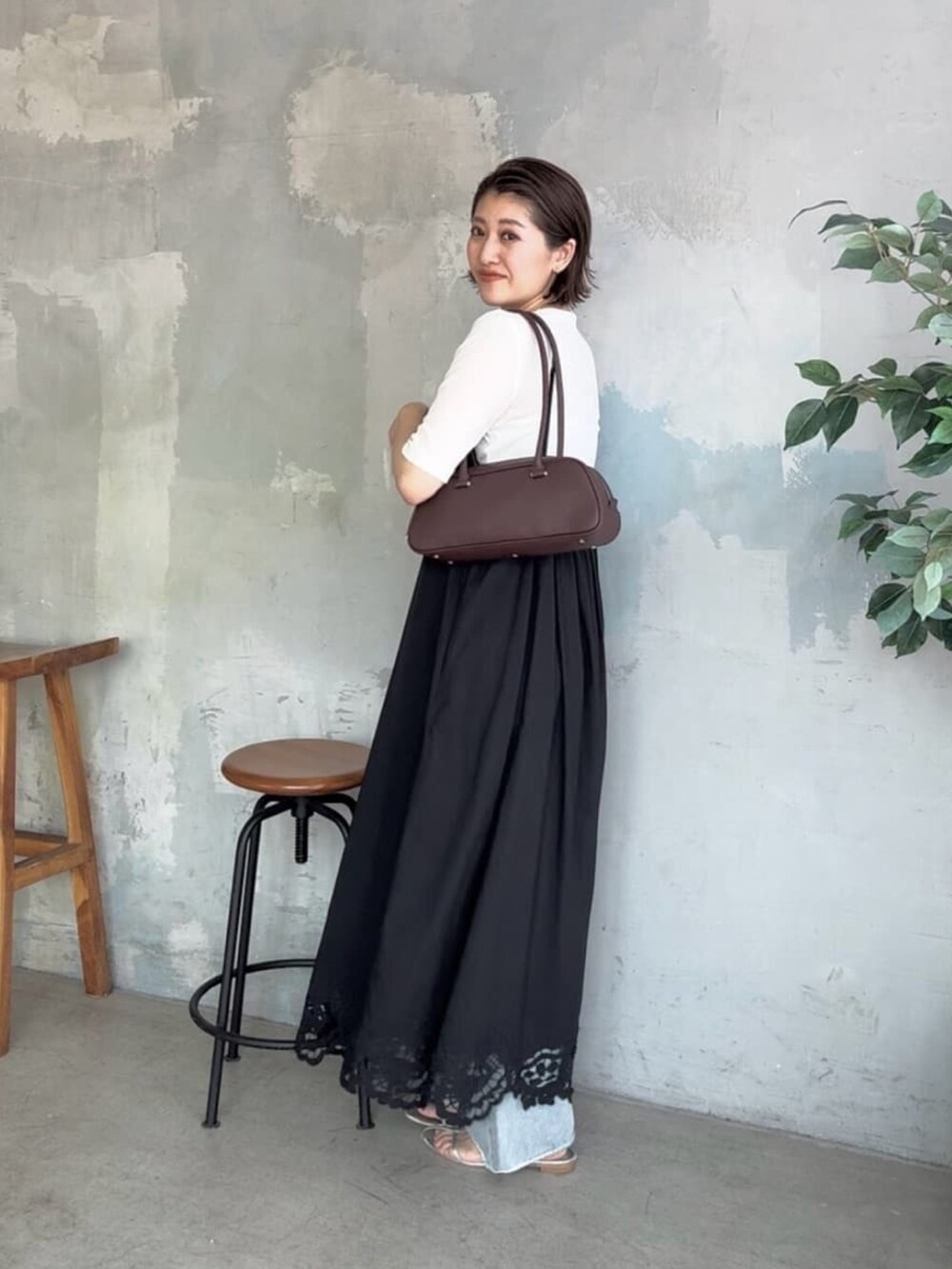 ホワイト系のTシャツ/カットソー、ブラック系のワンピース、ブラウン系のショルダーバッグを着用したレディースの夏コーディネートの4枚目の写真