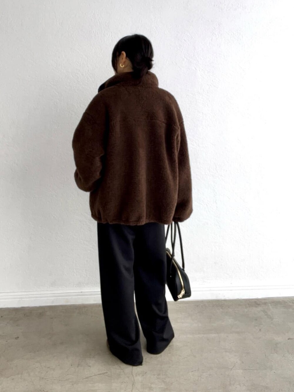 グレー系のニット/セーター、ブラウン系のその他アウター、ブラック系のその他パンツを着用したレディースの秋コーディネートの4枚目の写真