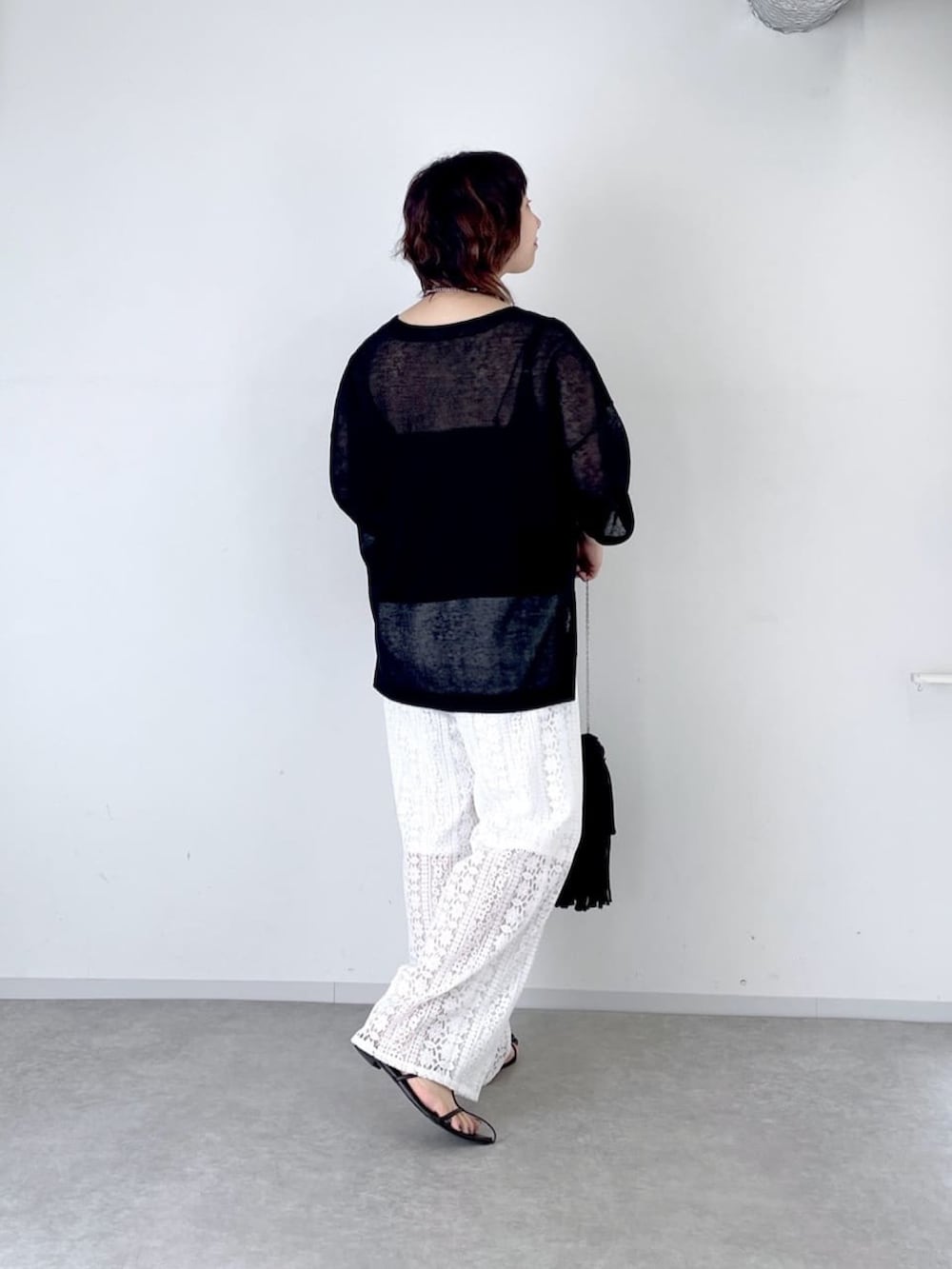 「シアートップス、シアーニット、ロゴニット、レースパンツ、モノトーンコーデ、モノトーンスタイル、夏コーデ、アラサーコーデ」｜「RIVE DROITEの予約【大人も着やすい】レースイージーパンツ（その他パンツ、ホワイト系）」を使った、RIVE DROITE officialさん（骨格ストレート・レディース・158cm）の夏コーディネートの3枚目の写真