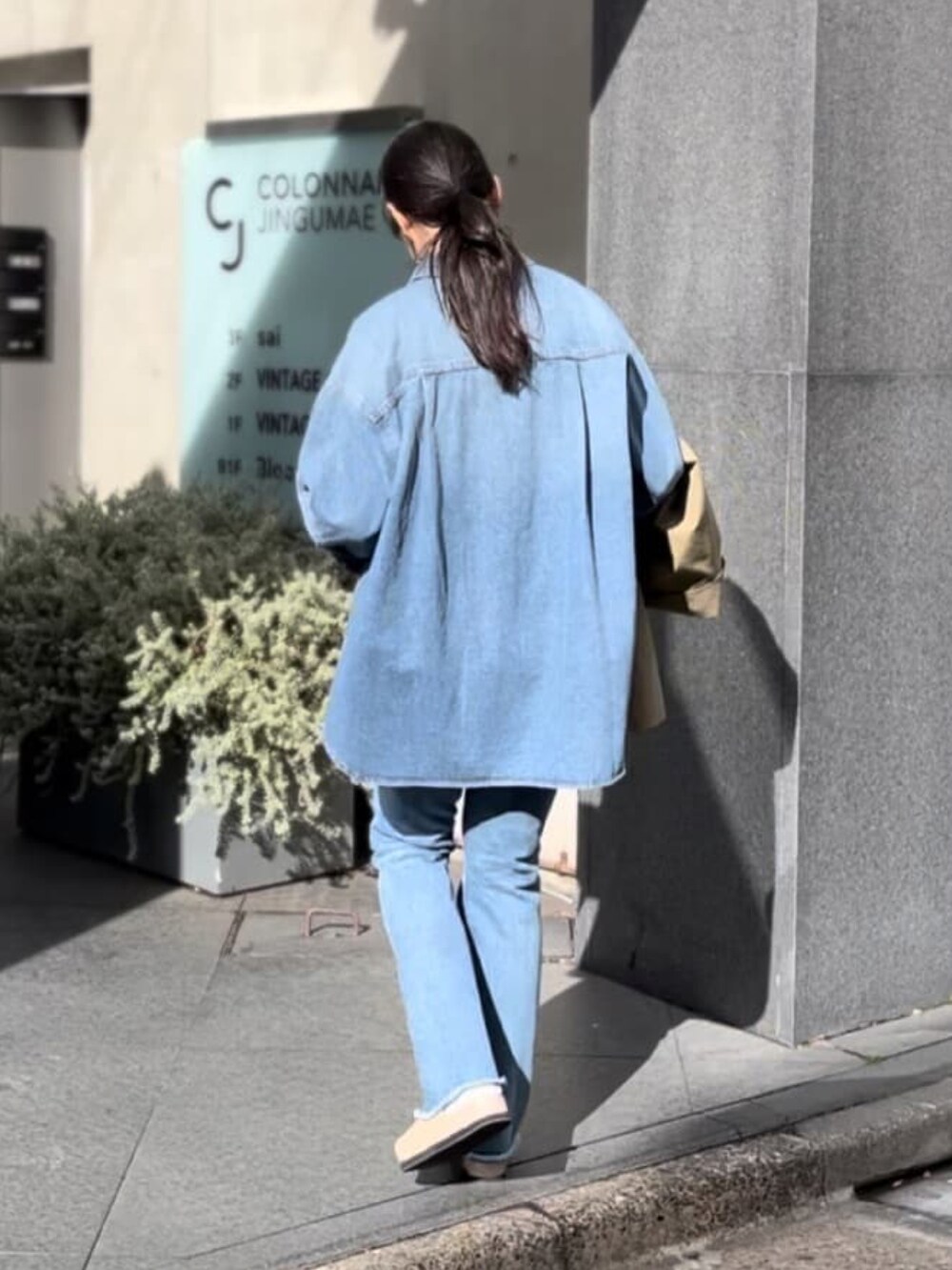 ブルー系のシャツ/ブラウス、ベージュ系のその他シューズ、ブルー系のデニムパンツを着用したレディースの秋コーディネートの3枚目の写真