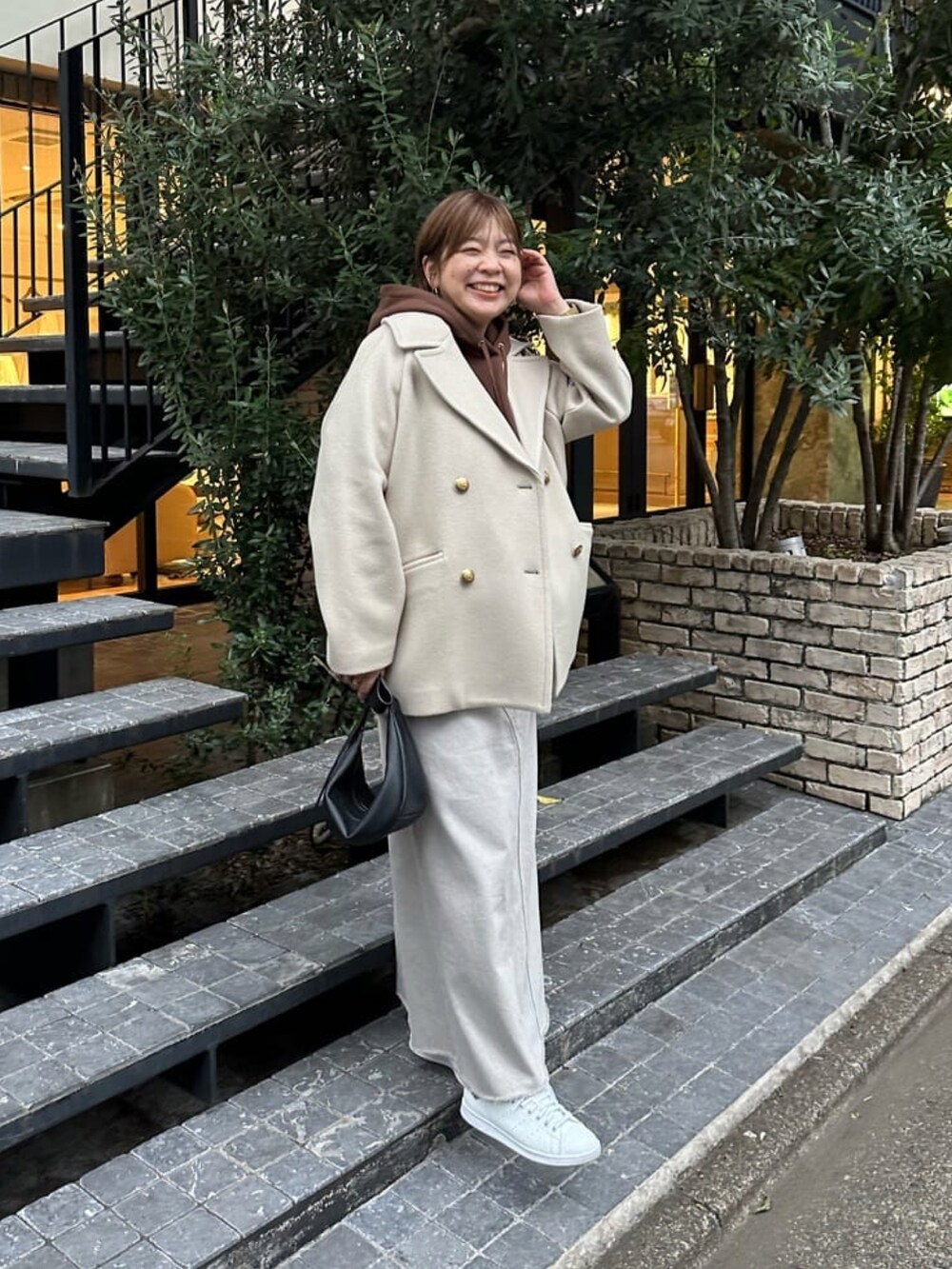 「ブラウン、休日スタイル、お出かけコーデ、秋服コーデ、ゆるコーデ、ラクチンコーデ、カジュアルコーデ、大人女子、Pコート、デニムスカート、パーカー、ロゴパーカー」｜「RIVE DROITEの予約【2サイズ展開になってリバイバル！】ラグランPコート（ピーコート、ベージュ系）」を使った、RIVE DROITE officialさん（骨格ストレート・レディース・165cm）の秋コーディネートの3枚目の写真