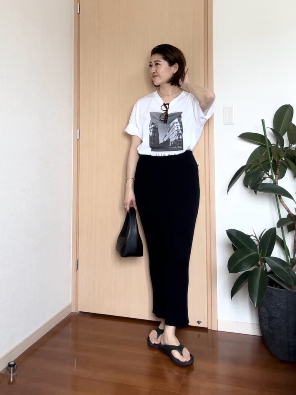 ブラウン系のスカート、ブルー系のシャツ/ブラウス、ホワイト系のTシャツ/カットソーを着用したレディースの春コーディネートの5枚目の写真