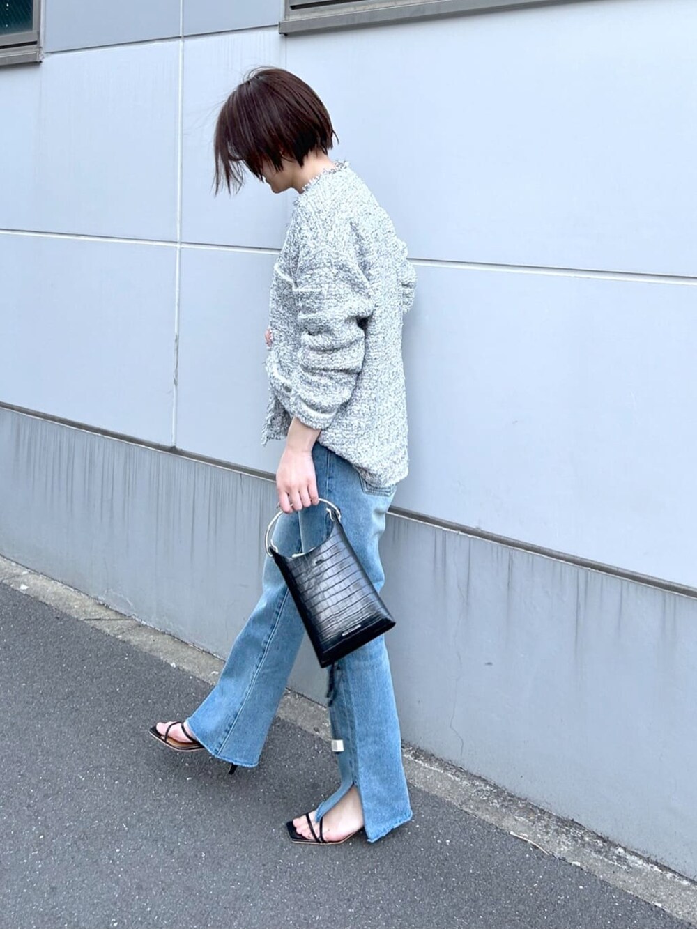 ブルー系のデニムパンツ、グレー系のカーディガン/ボレロを着用したレディースの春コーディネートの2枚目の写真