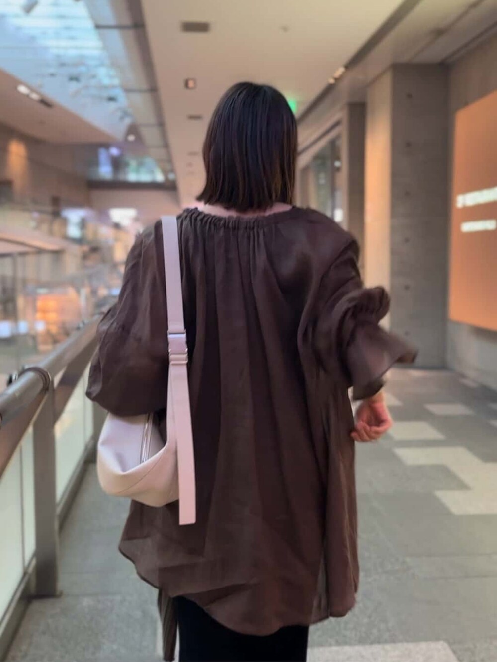 ベージュ系のシャツ/ブラウス、ホワイト系のスカートを着用したレディースの春コーディネートの4枚目の写真