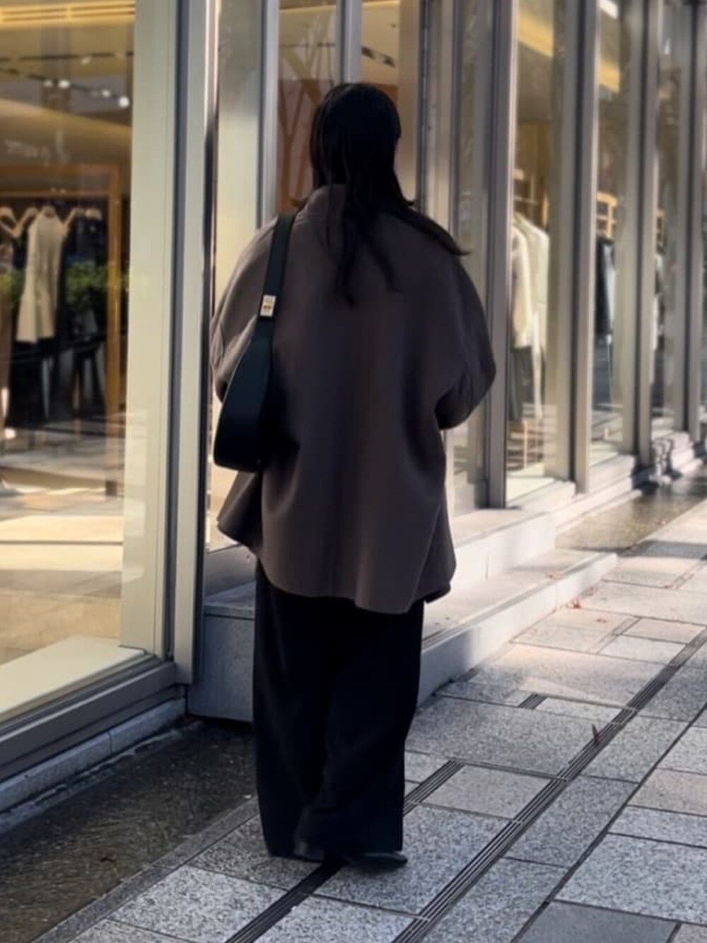 ブラック系のその他パンツ、ブラウン系のニット/セーター、ブラウン系のその他アウターを着用したレディースの冬コーディネートの3枚目の写真