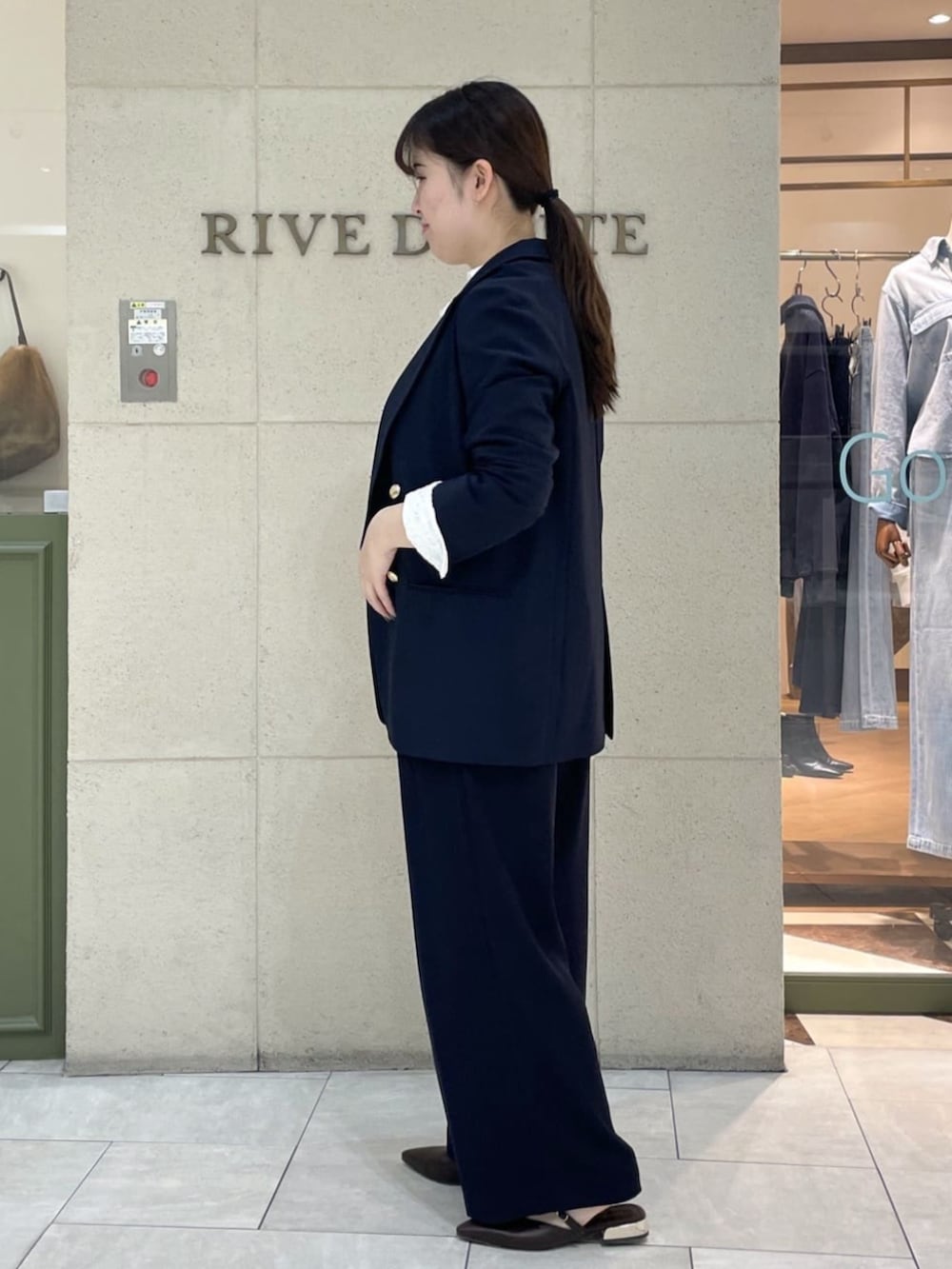 ブラウン系のその他シューズ、グレー系のトートバッグ、ホワイト系のシャツ/ブラウスを着用したレディースの春コーディネートの3枚目の写真