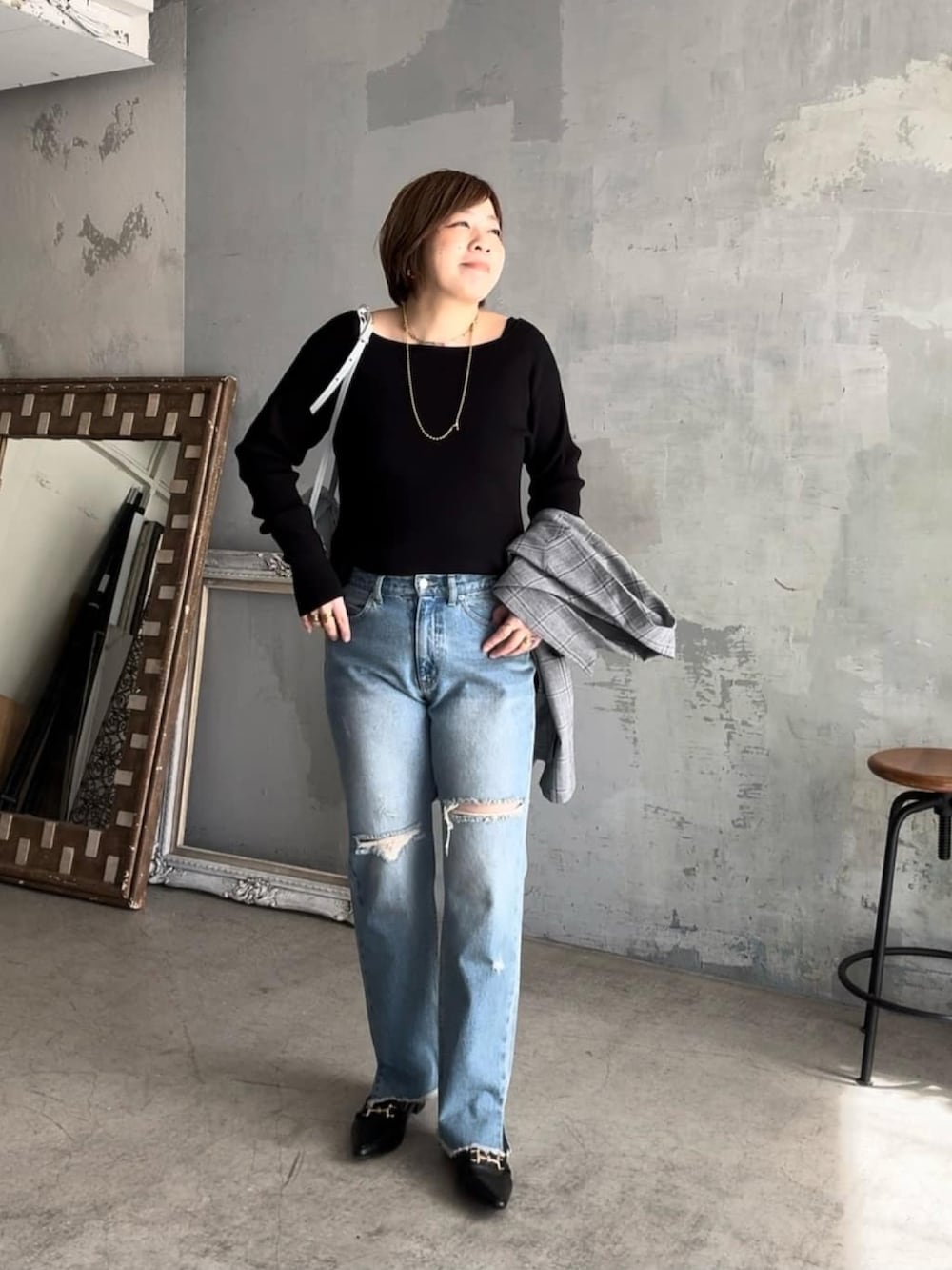 ブルー系のデニムパンツ、ブラック系のローファー、ブルー系のニット/セーターを着用したレディースの春コーディネートの2枚目の写真