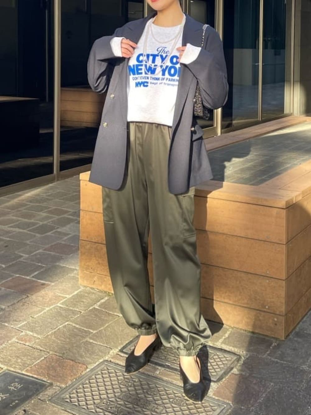 ブルー系のテーラードジャケット、グレー系のスウェット、グリーン系のカーゴパンツを着用したレディースの冬コーディネートの2枚目の写真