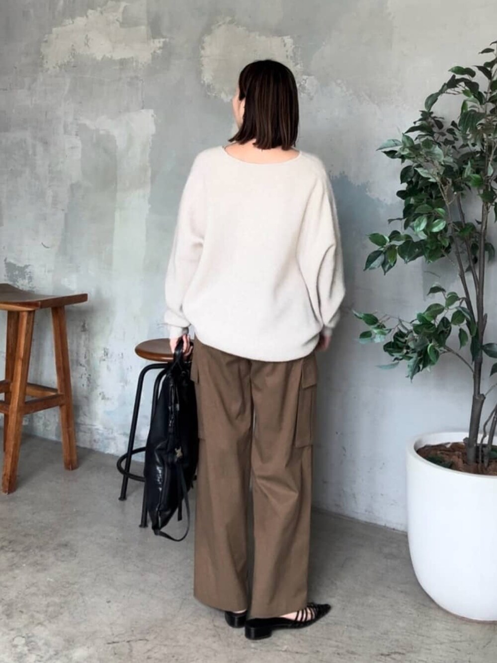 ブラウン系のカーゴパンツ、ブラック系のショルダーバッグ、ブラック系のサンダルを着用したレディースの夏コーディネートの3枚目の写真