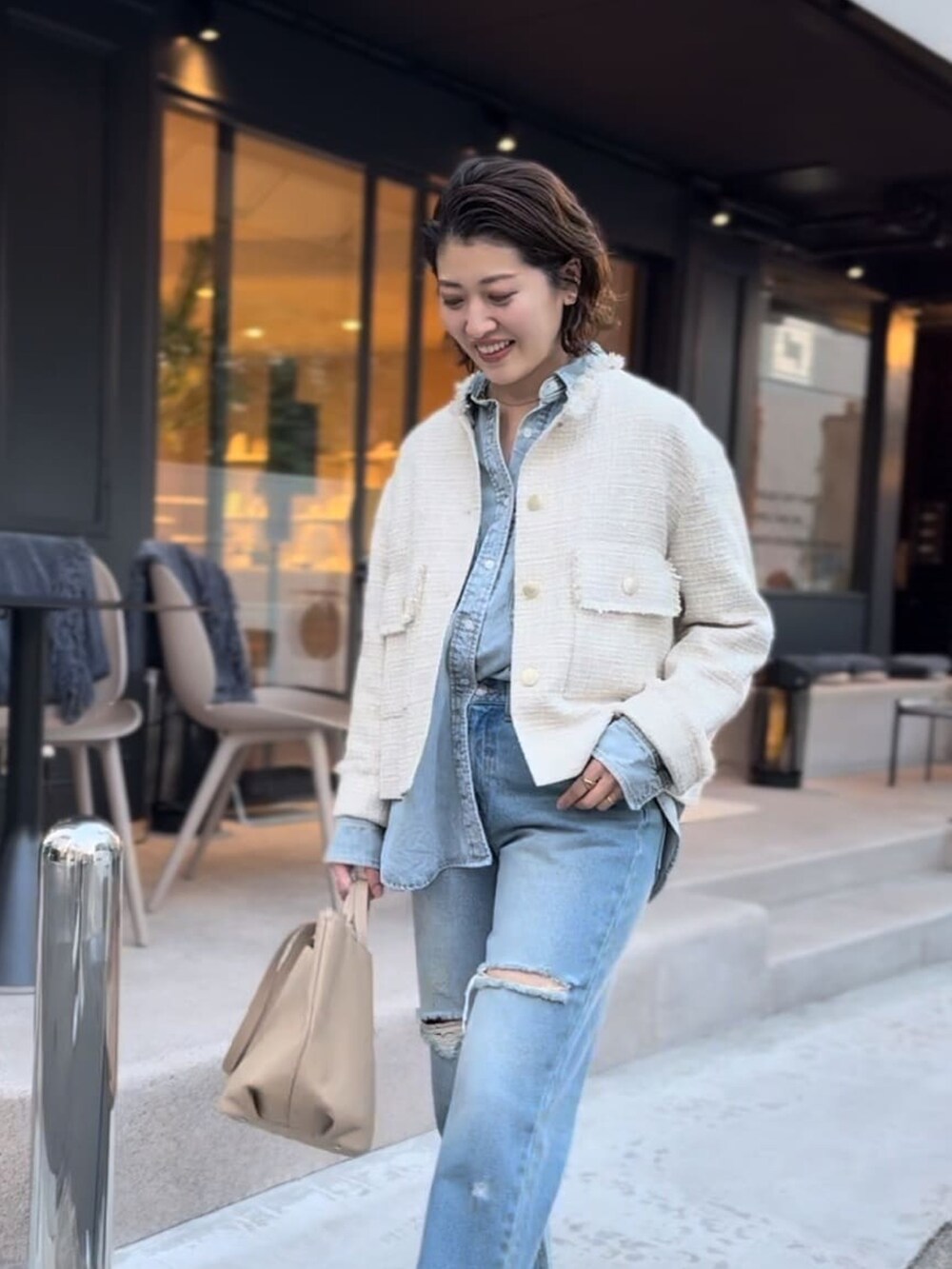 ベージュ系のノーカラージャケット、ブルー系のシャツ/ブラウス、ベージュ系のトートバッグを着用したレディースの冬コーディネートの2枚目の写真