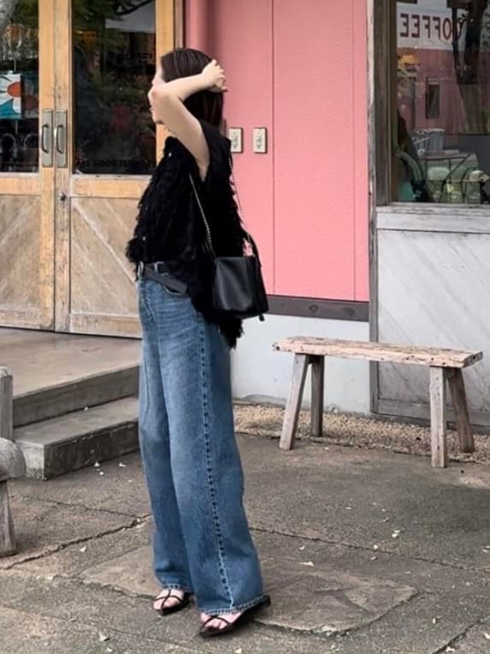 ブラック系のシャツ/ブラウス、ブラック系のサンダル、ブルー系のデニムパンツを着用したレディースの夏コーディネートの2枚目の写真